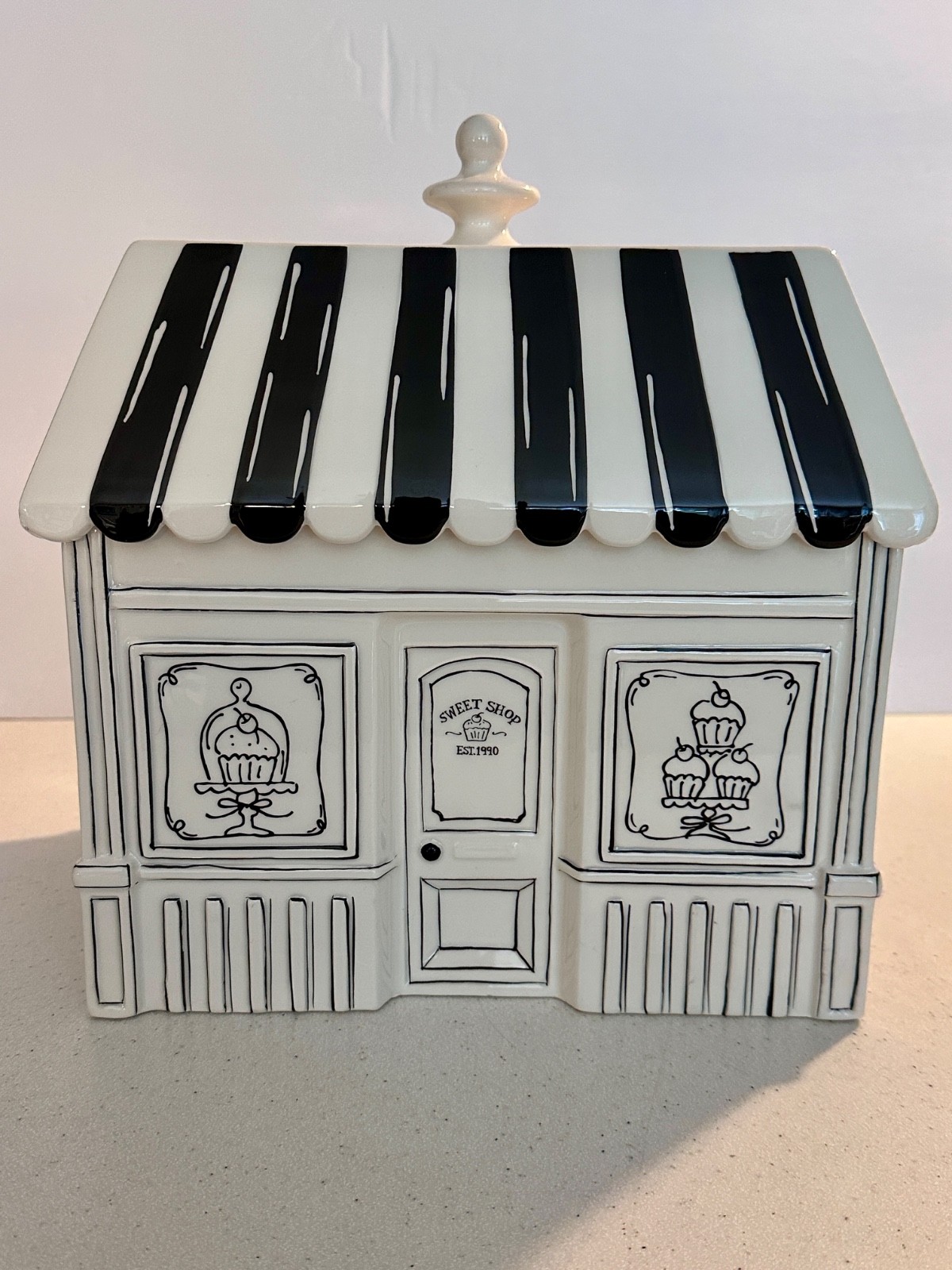 Bath & Body Works 2014 Sweet Shop Cookie Jar Black and White Ceramic 9.5″w 11″h
