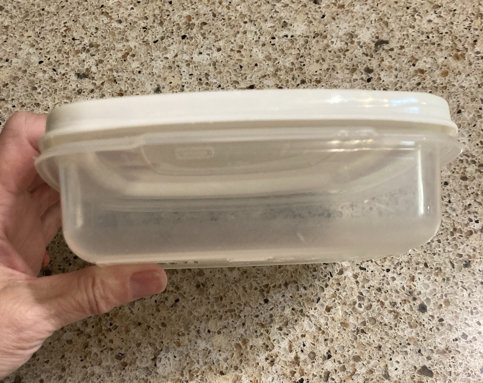 2 Rubbermaid Servin Saver Storage Containers 12 oz #10 and 2 cups #1