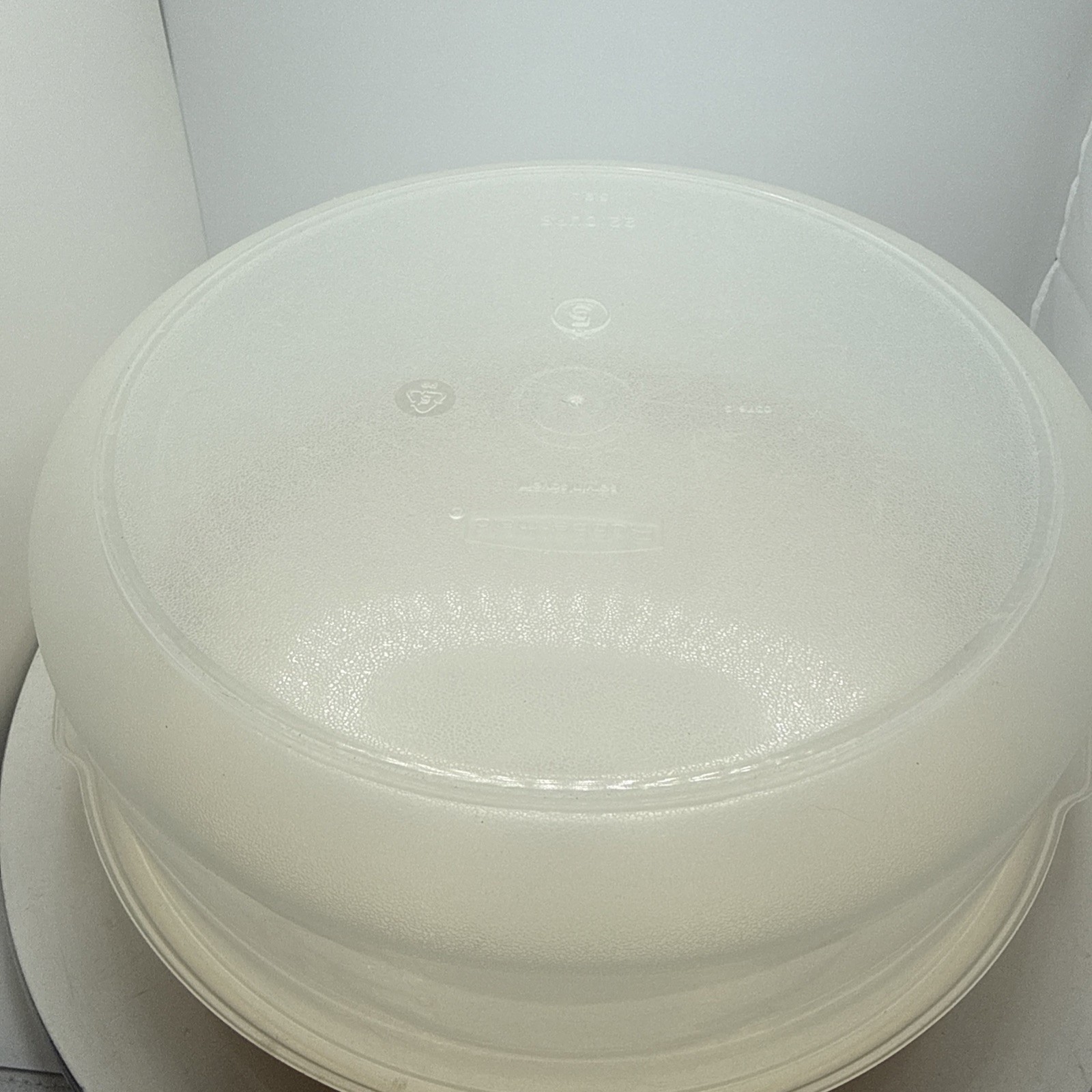 VTG Rubbermaid Servin Saver 22 Cup 5.2L Round Food Storage Container Almond Lid