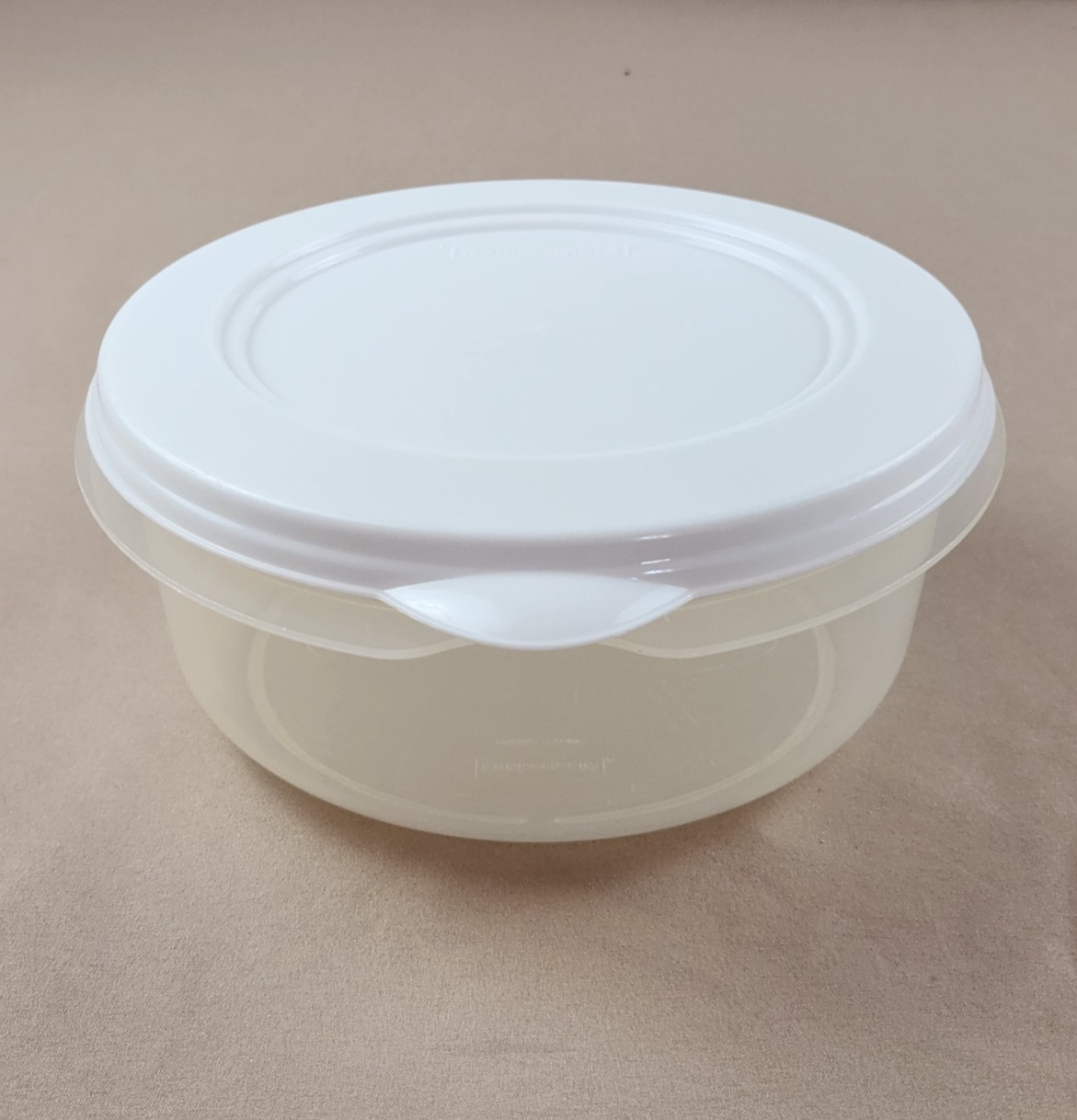 Rubbermaid 6.3 cups 1.6 QT 1.5 L Round Plastic C Bowl 400H 7 White Lid