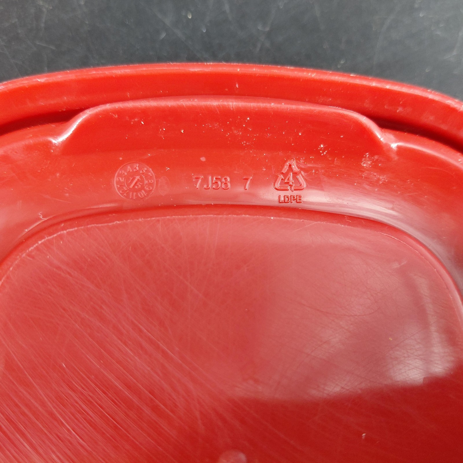 Rubbermaid Food Storage Containers Set 4 Square 2 Cups 1.25 Cups Red Lids USA