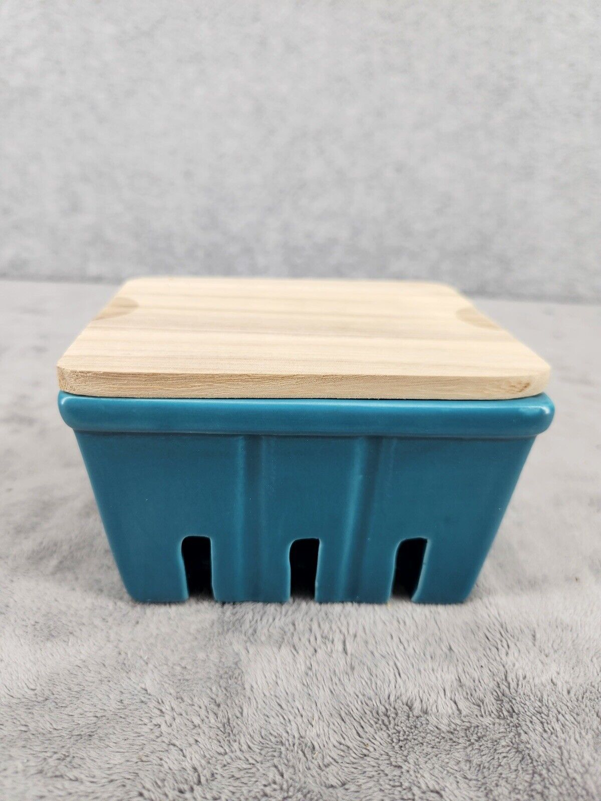 IQ Accessories Porcelain Food Storage With Wood Cover Teal Blue 3x4x5
