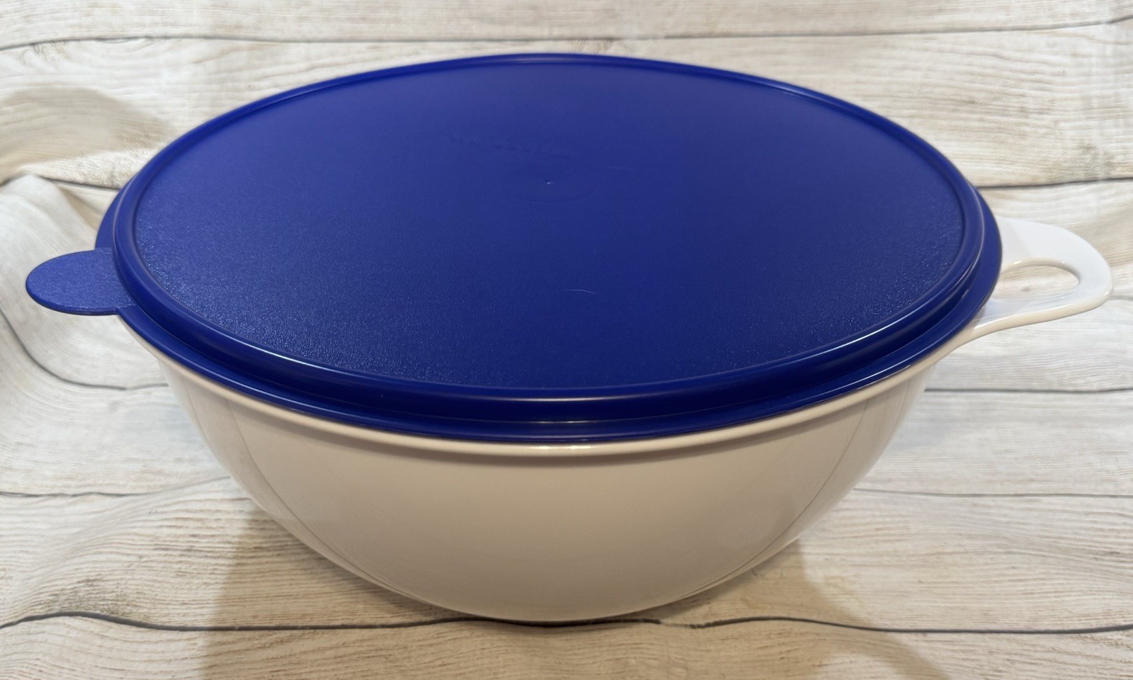 Tupperware Thatsa Mixing Storage Bowl White with Blue Lid 7.8L / 32 Cups NEW