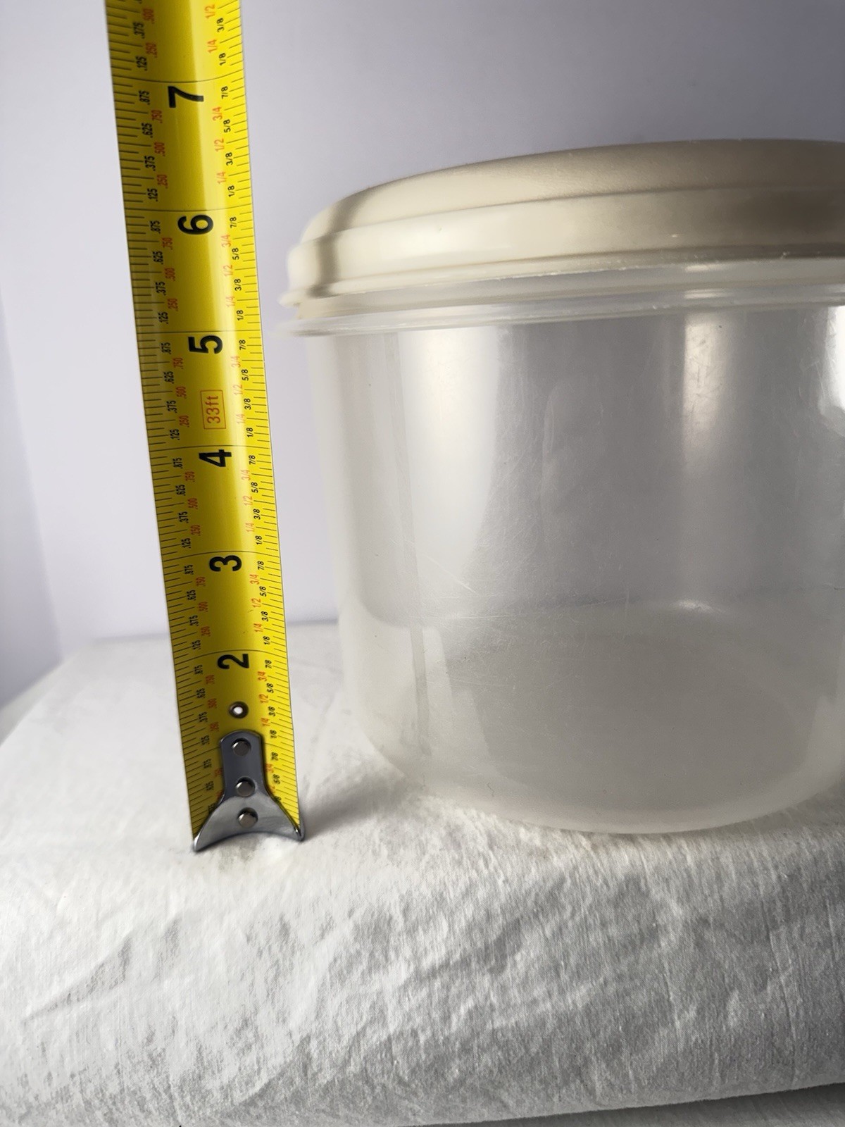 Rubbermaid Servin Saver #9 10 Cup Round Clear Container Almond With Lid