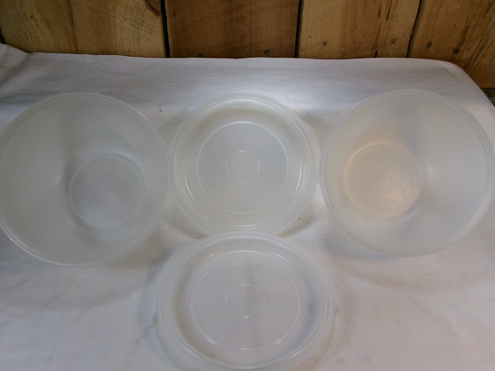 Lot of 5 Rubbermaid Food Storage Containers w/Lids 20oz, 32oz, (2)6 cups, 3.2qt