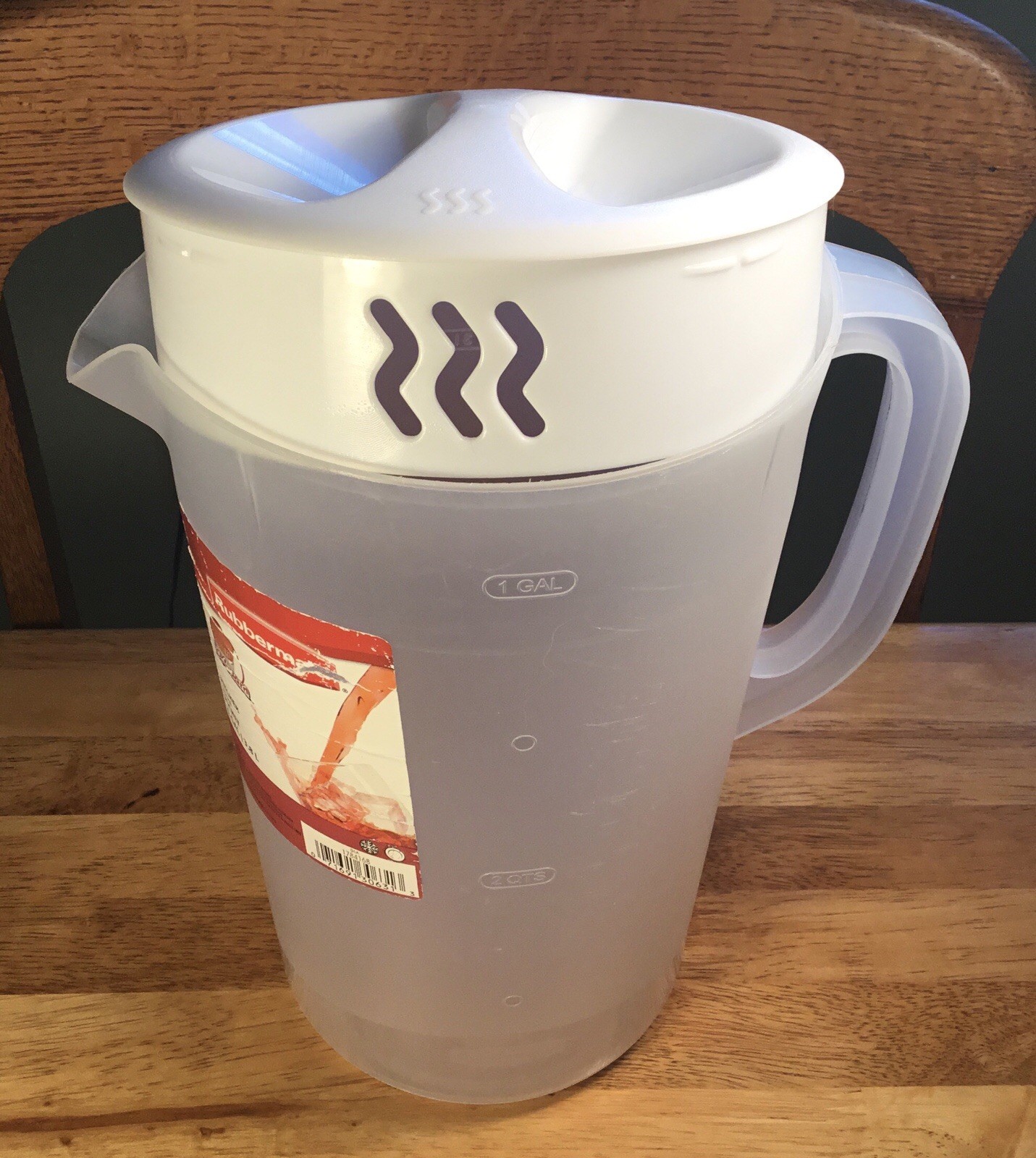 Rubbermaid One Gallon Sheer Pitcher (#1A21) w/White Lid