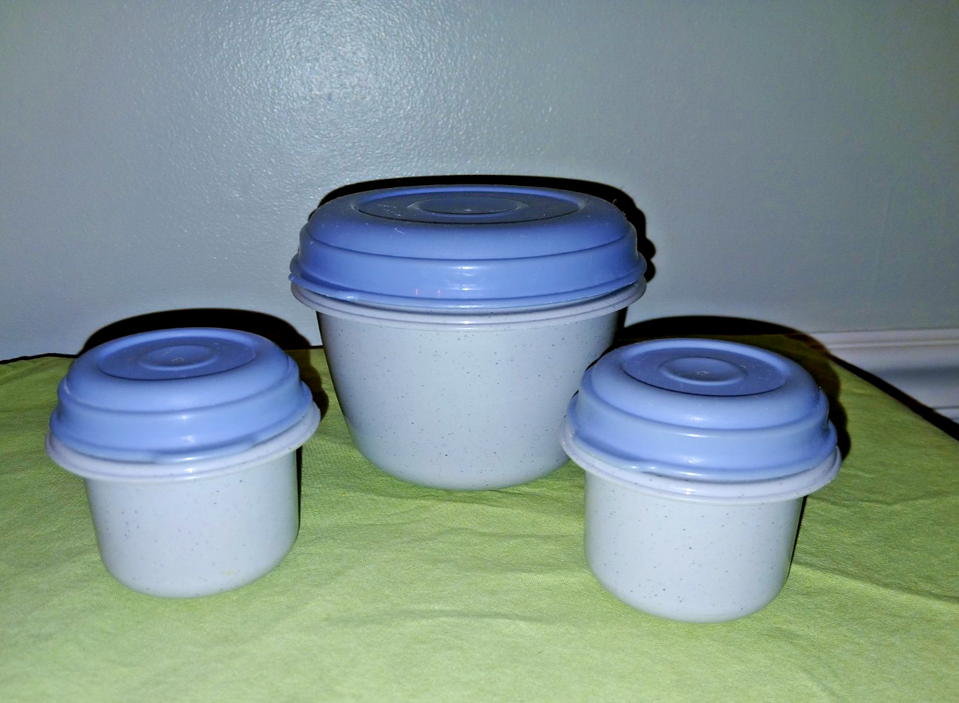 3 Rubbermaid Servin Saver Storage Containers 2 c and two 1/2 c gray w blue lid