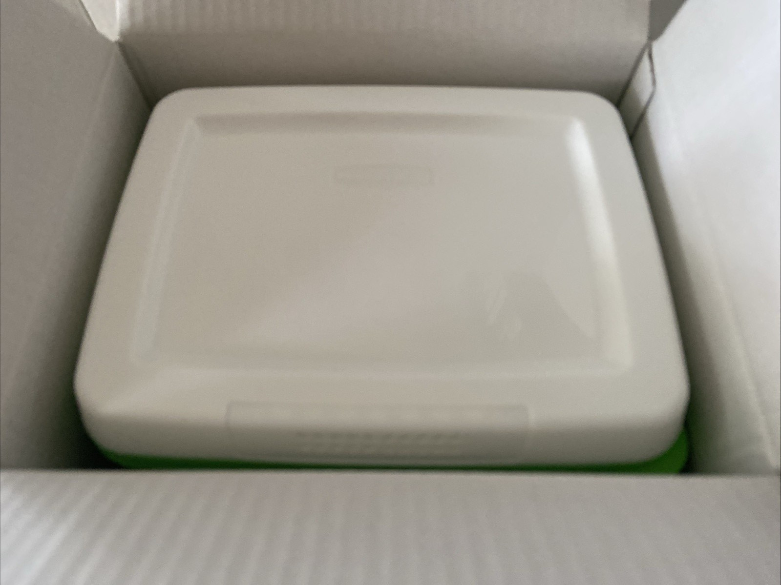 8 piece set Rubbermaid Fresh Works Produce Saver Containers *NEW*