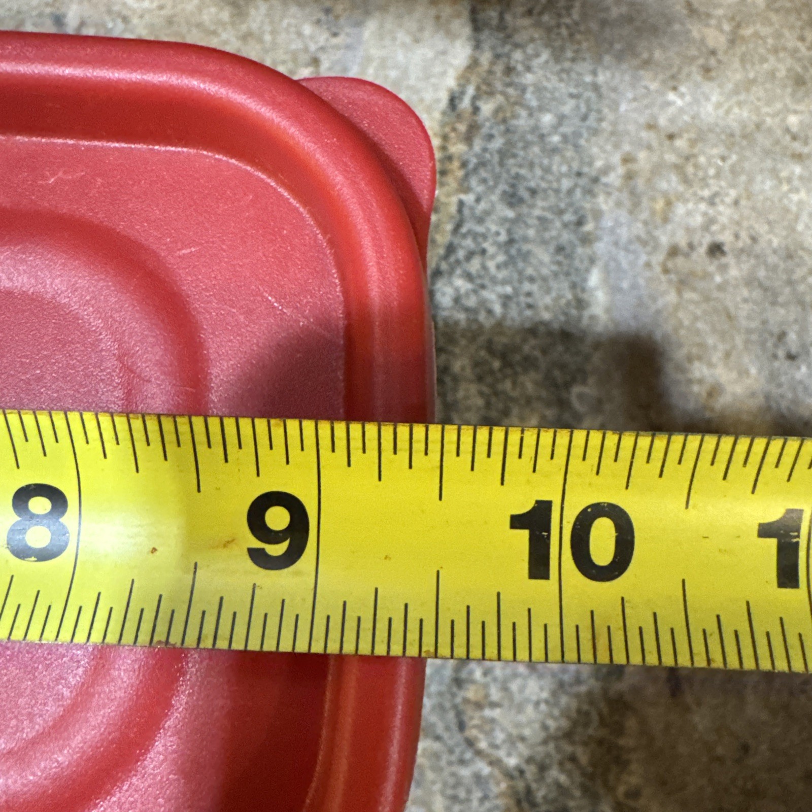 Rubbermaid 7N04 Red 21 21.1 Cup Dry Food Storage Container with Lid