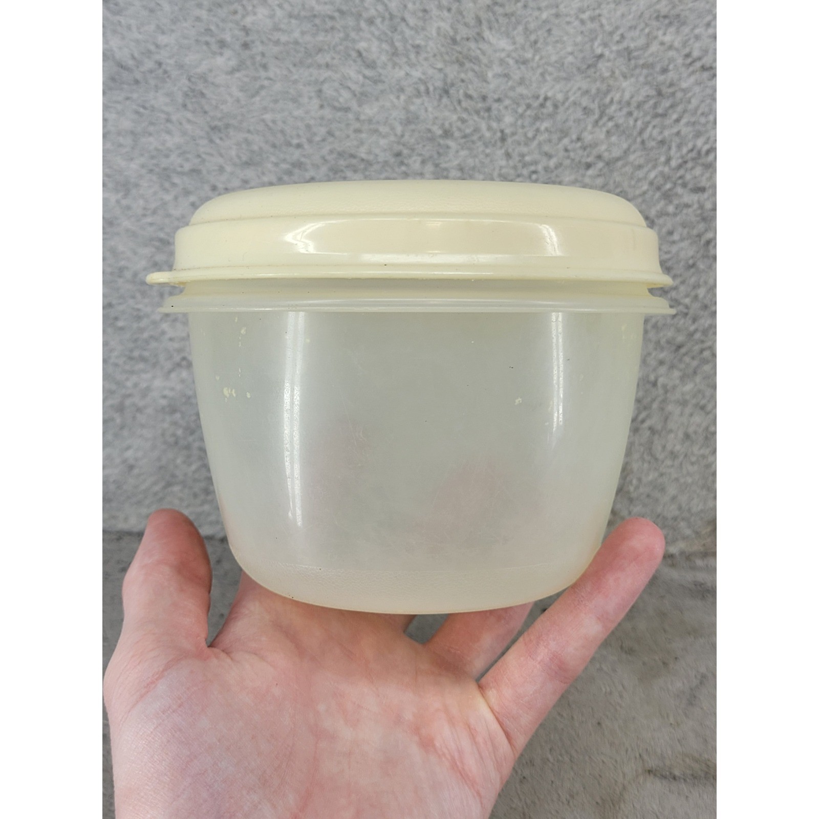 Rubbermaid Servin Saver 0019 Round Food Storage Container 1.5 Pt Clear Almond