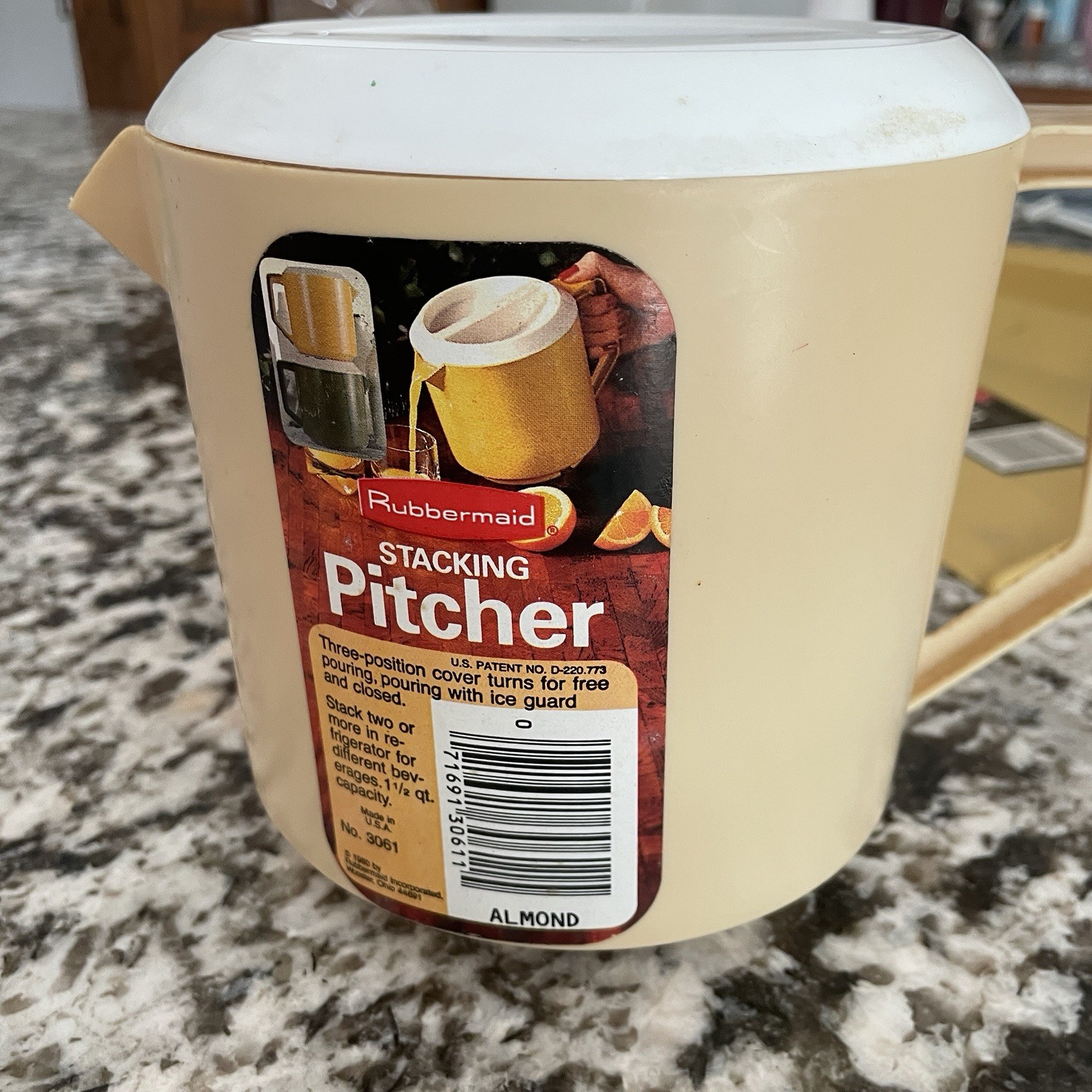VTG 1980 New Rubbermaid 1.5 Qt Pitcher Ivory USA Made