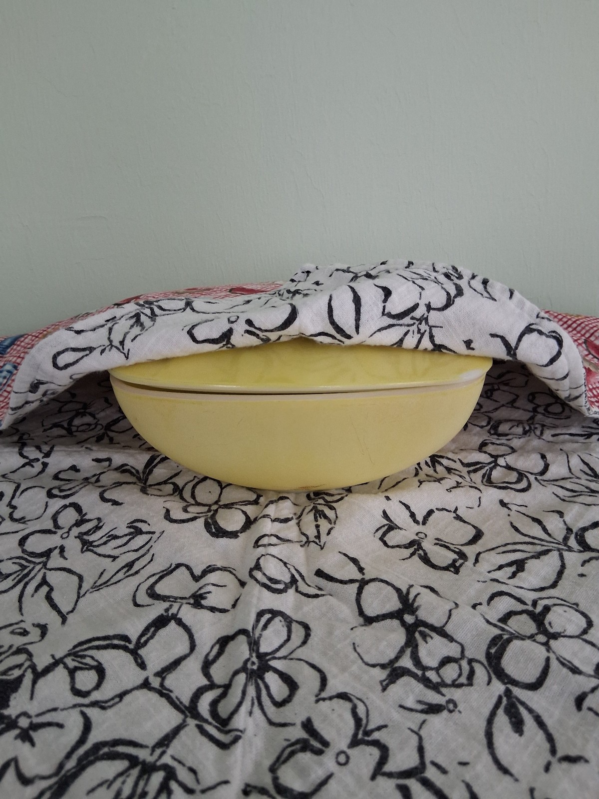 Insulated beige fabric casserole carrier, fits any size dish, reversible