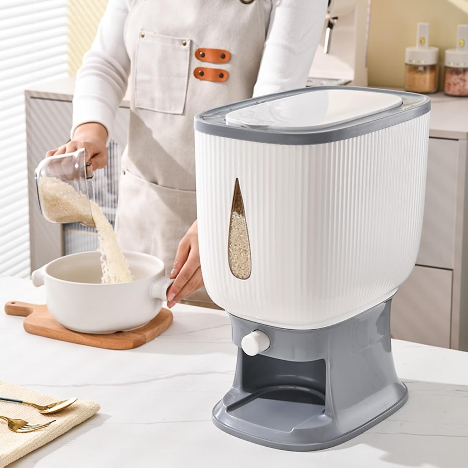 rice dispenser 22-pound household sealed moisture-proof rice storage container