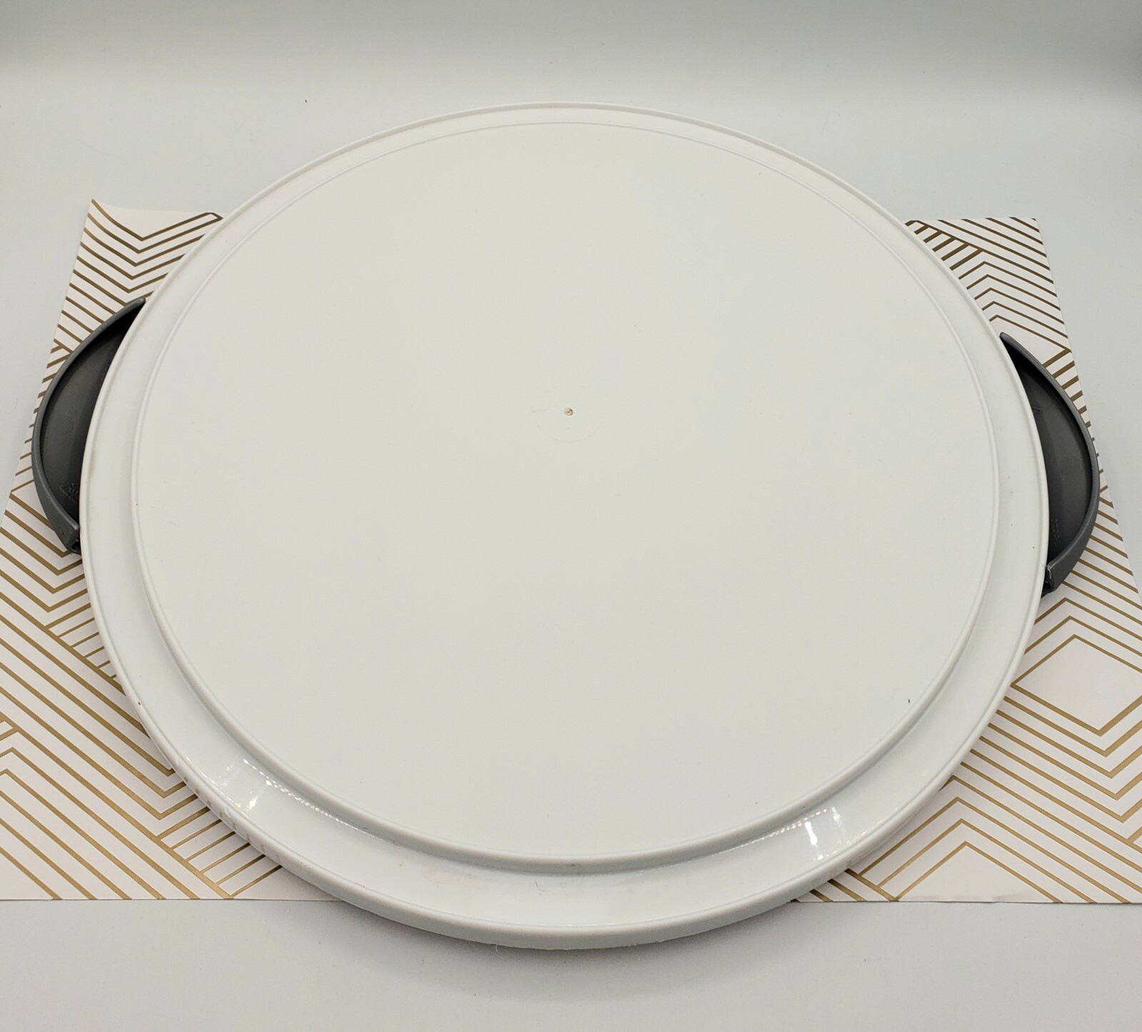 Cake Carrier Sterilite White & Gray 13.5″ Diam. Locking Handles 0200 Covered 2pc