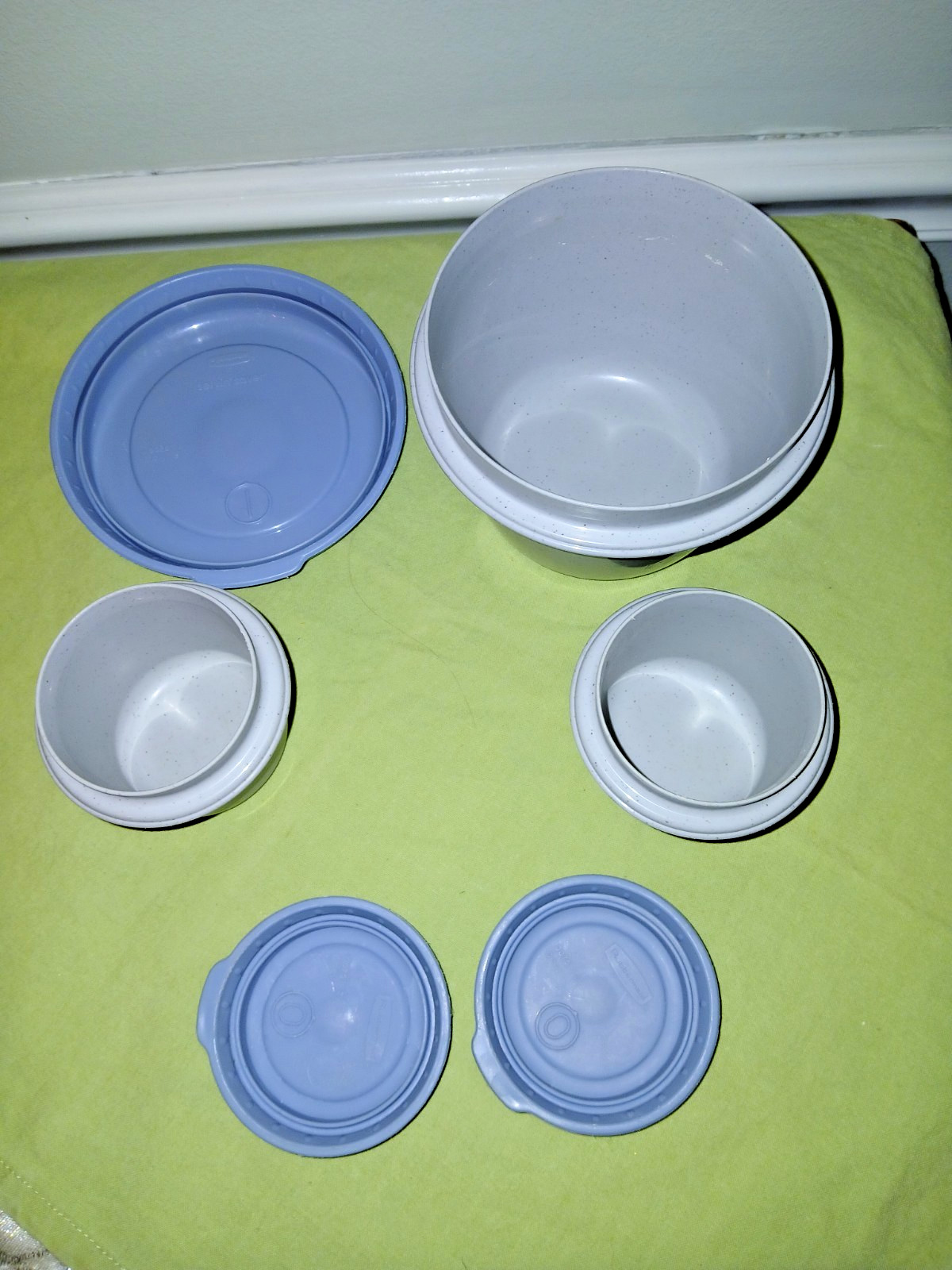 3 Rubbermaid Servin Saver Storage Containers 2 c and two 1/2 c gray w blue lid