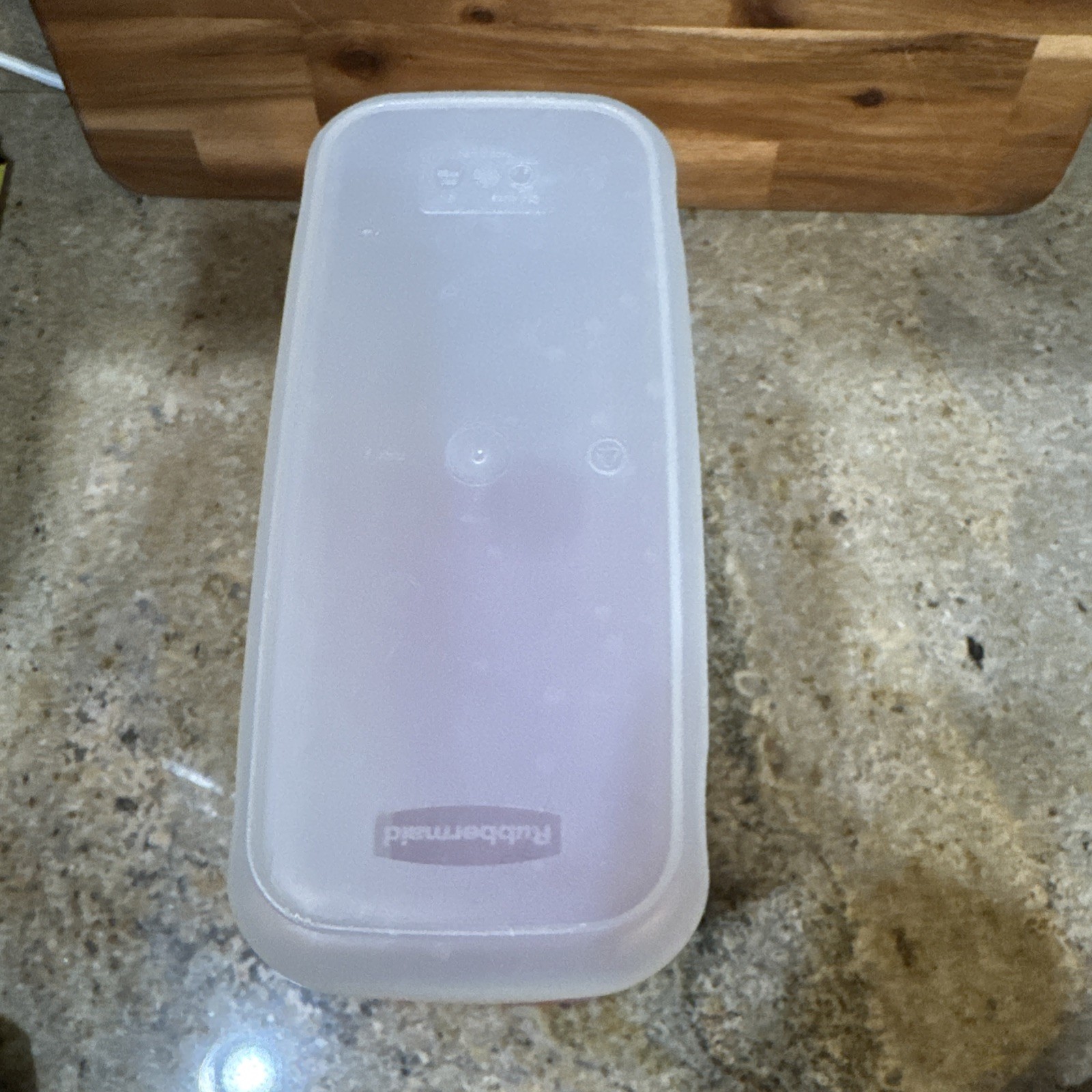 Rubbermaid 7N04 Red 21 21.1 Cup Dry Food Storage Container with Lid