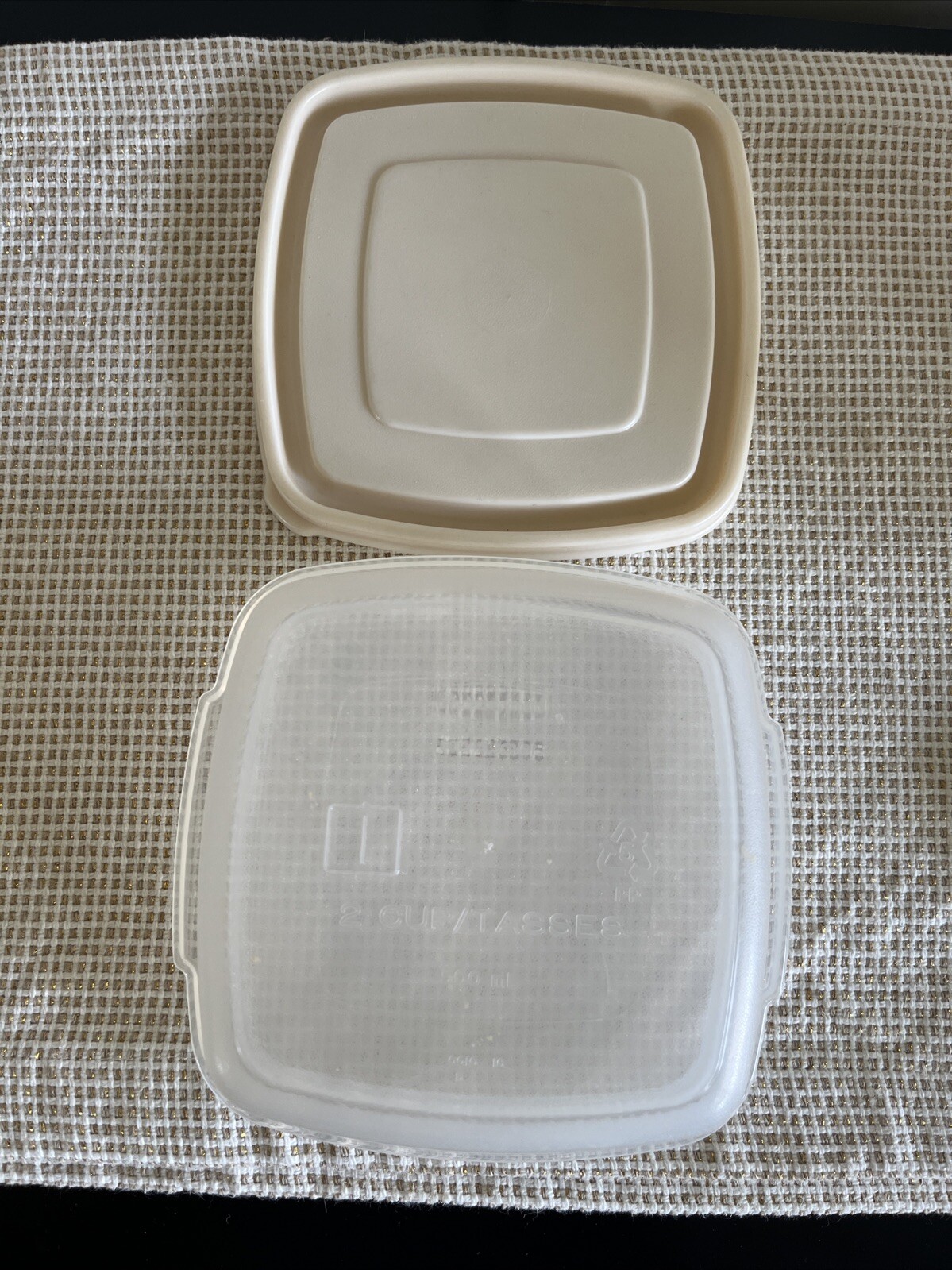 VINTAGE RUBBERMAID 5 PCS 2 . 1/2 C. 1 C. ROUND & 2 C. SQUARE ~ ALMOND LIDS