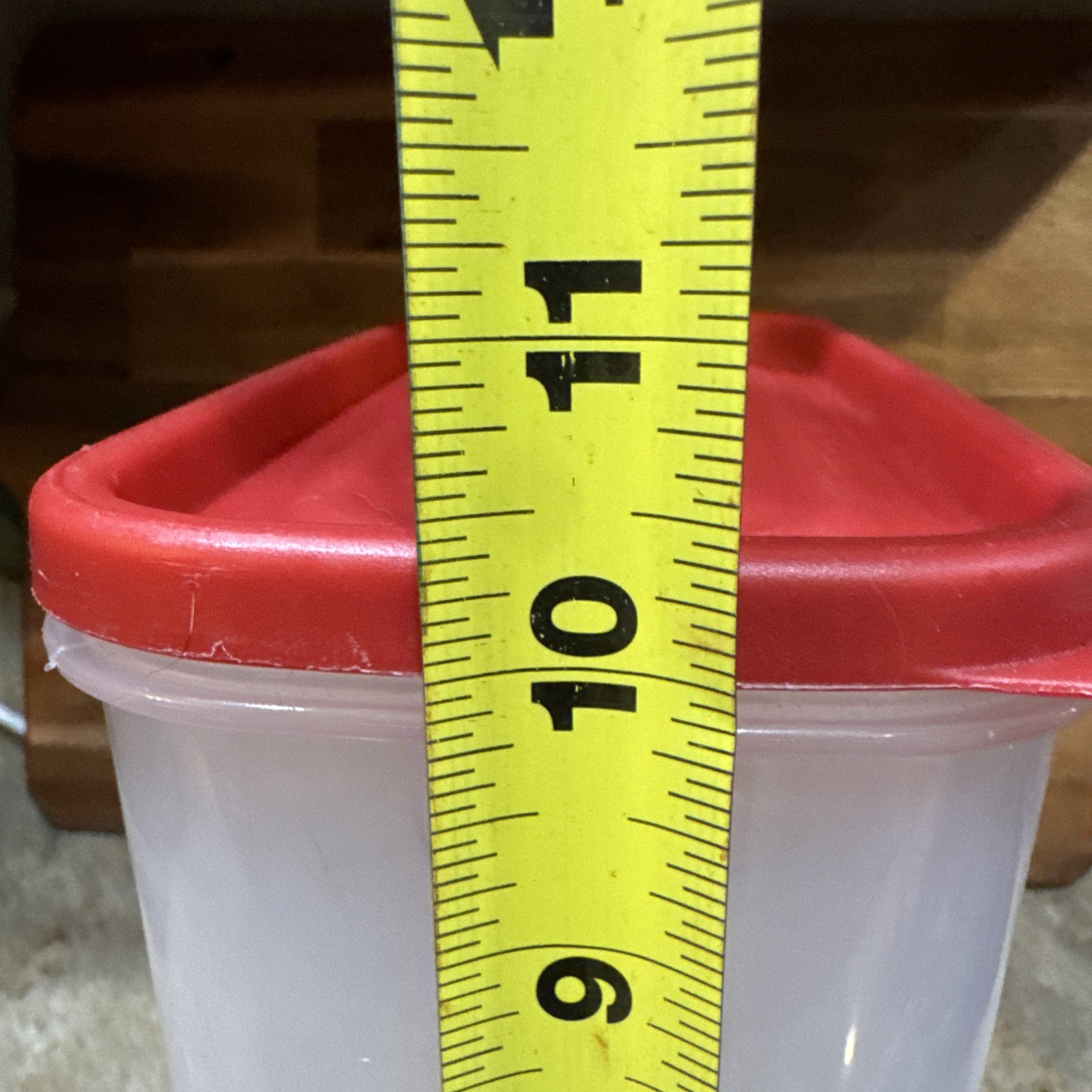 Rubbermaid 7N04 Red 21 21.1 Cup Dry Food Storage Container with Lid