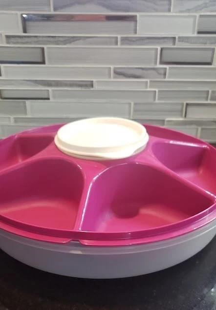 TUPPERWARE SERVING CENTER W/ LID AND DIP HOLDER DELI VEGGIE TRAY FS NEW