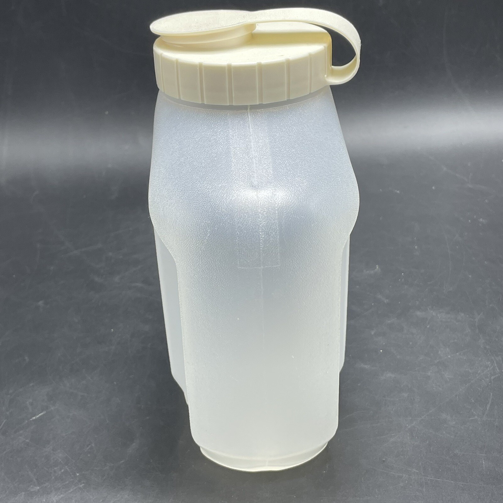 Rubbermaid Servin Saver 1.75 Qt Jug Bottle Pitcher w Almond Flip Lid w Metrics