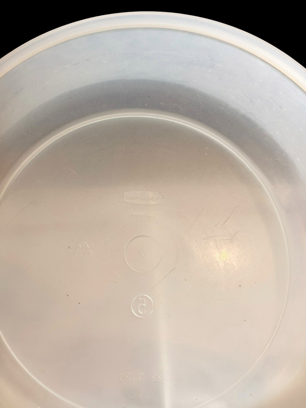 Rubbermaid Servin’ Saver # 5 22 Cup Almond Lid Storage Container Round Large