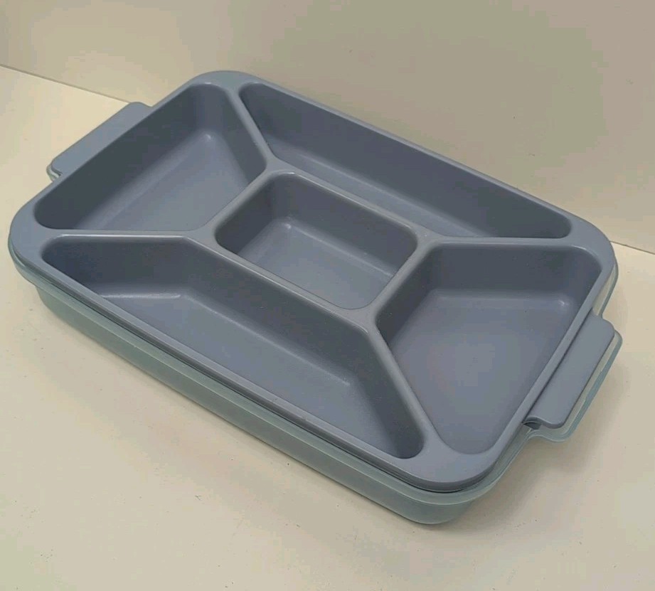 Vintage BLUE Rubbermaid Servin’ Saver Sectioned Fruit/Veggie Tray 0833 BLUE LID!