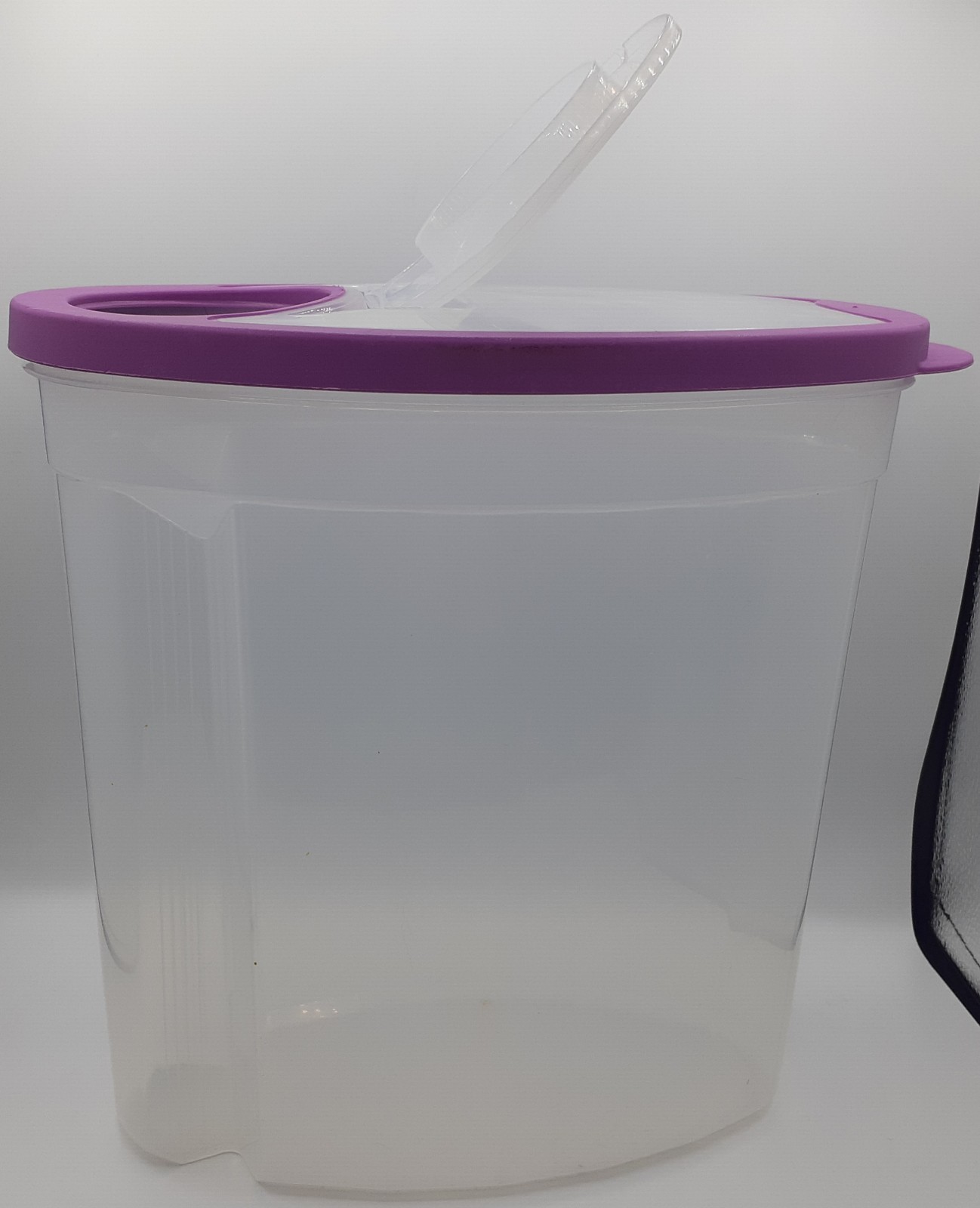 Rubbermaid Food Storage Container 1.5 Gal 5.6L 24 Cups Chips Cereal Popcorn Nuts