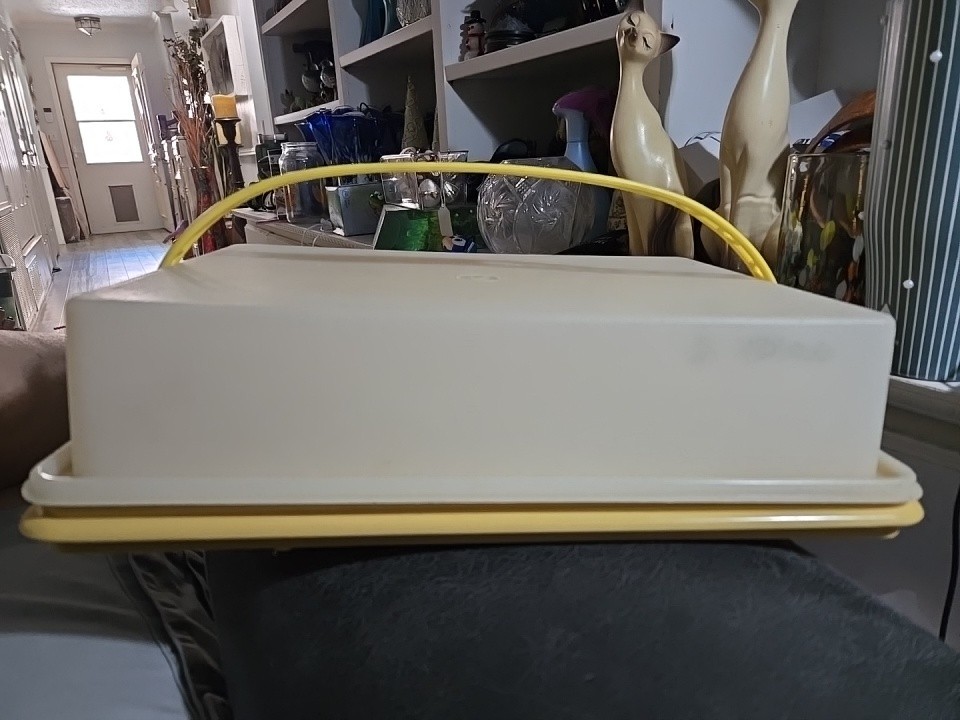 VTG Tupperware 9×13 Rectangle Sheet Cake Taker Carrier Handle Harvest Gold