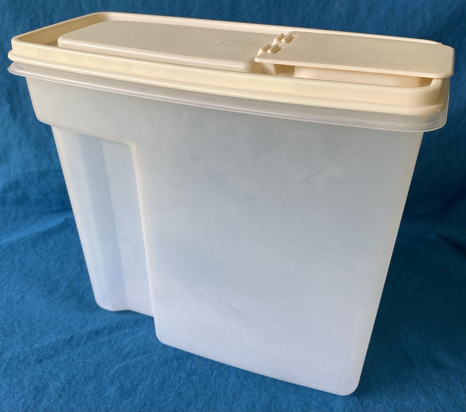 Vintage Rubbermaid Servin Saver #3, 13 Cup Cereal Keeper Sheer With Almond Lid