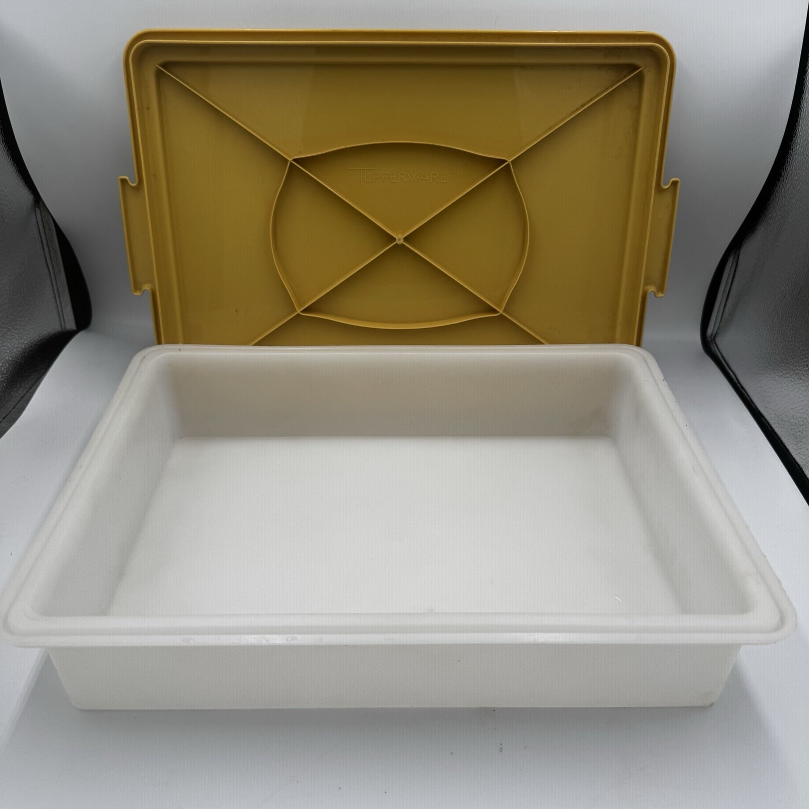 Vintage Tupperware Cake Carrier Rectangular 13×9 Tan Beige Handle Lid USA
