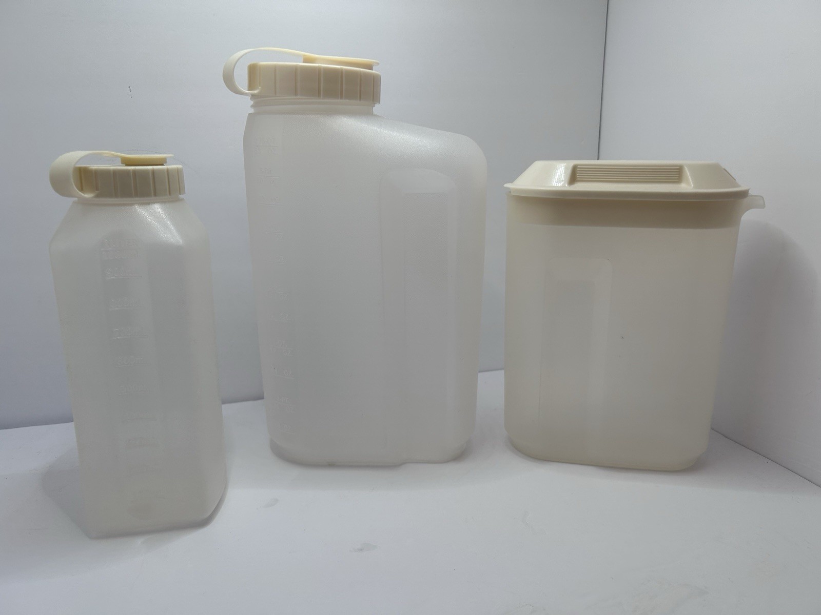 3 Vtg Rubbermaid Servin Saver 1 Quart & 2.75 Quart Plus 1.5 Quart Pitcher Lids