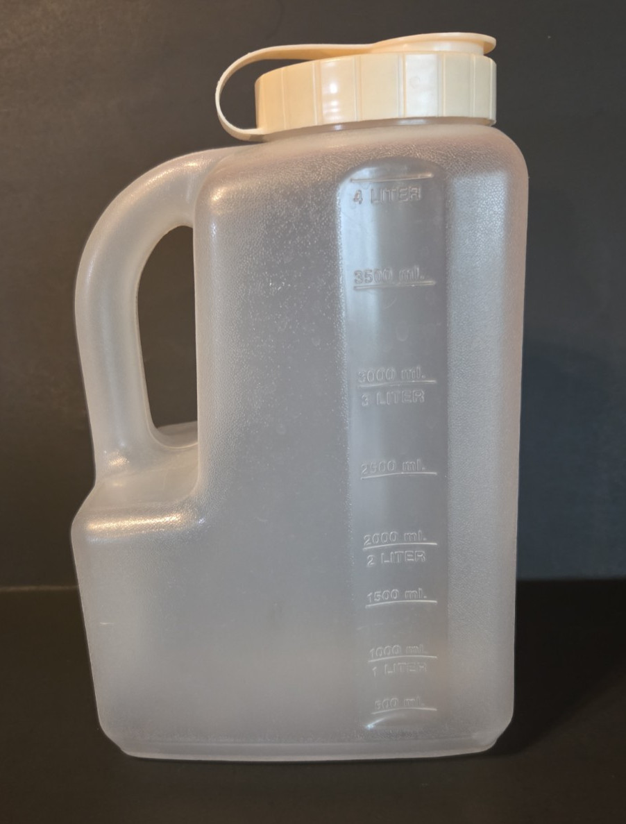 Vtg. Rubbermaid Servin Saver Pitcher/Jug 1 Gallon 4 Qt. #0231 Flip Top Lid