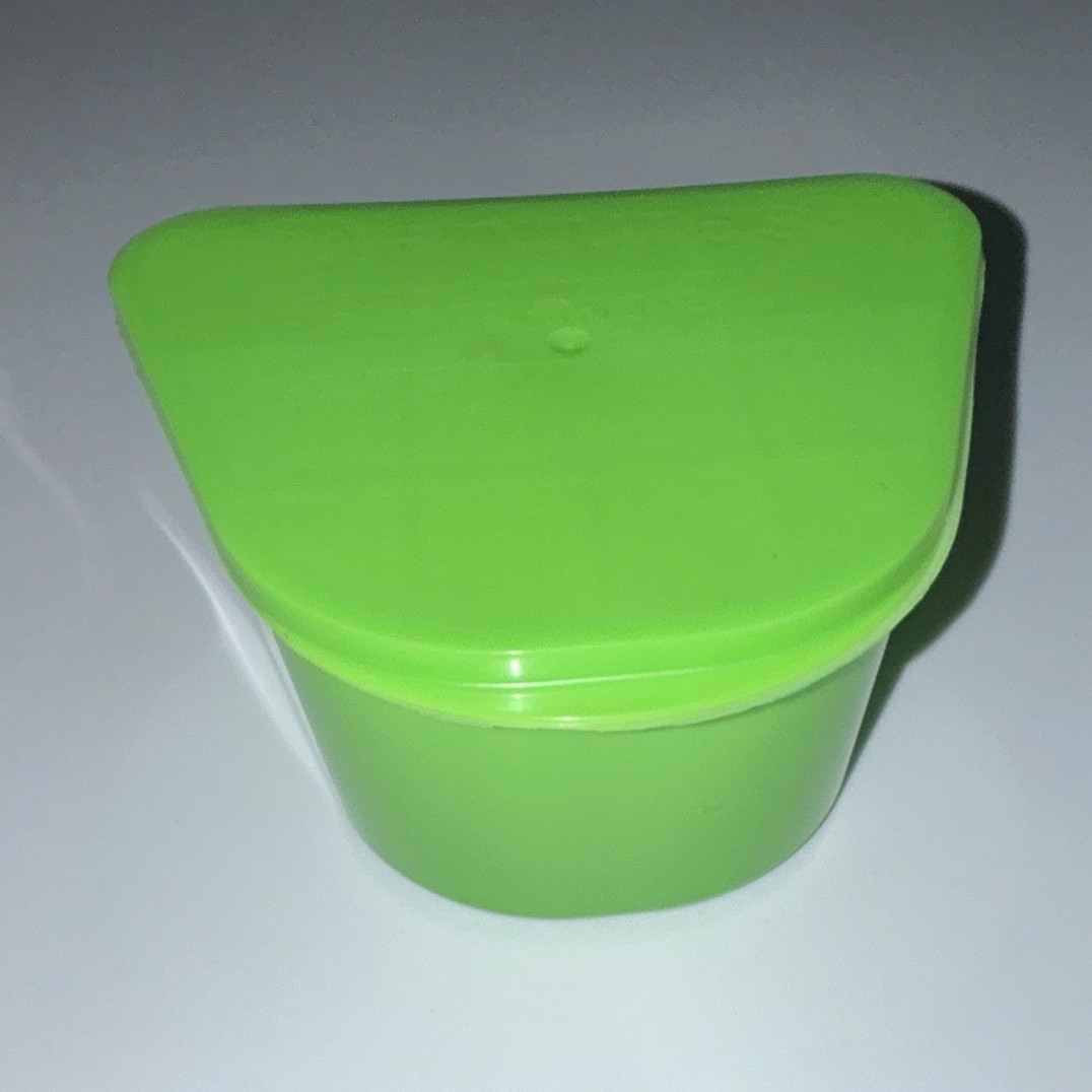 Rubbermaid 2-Pack Green Triangular Plastic Snack Containers 0.5 Cup Snap Lid