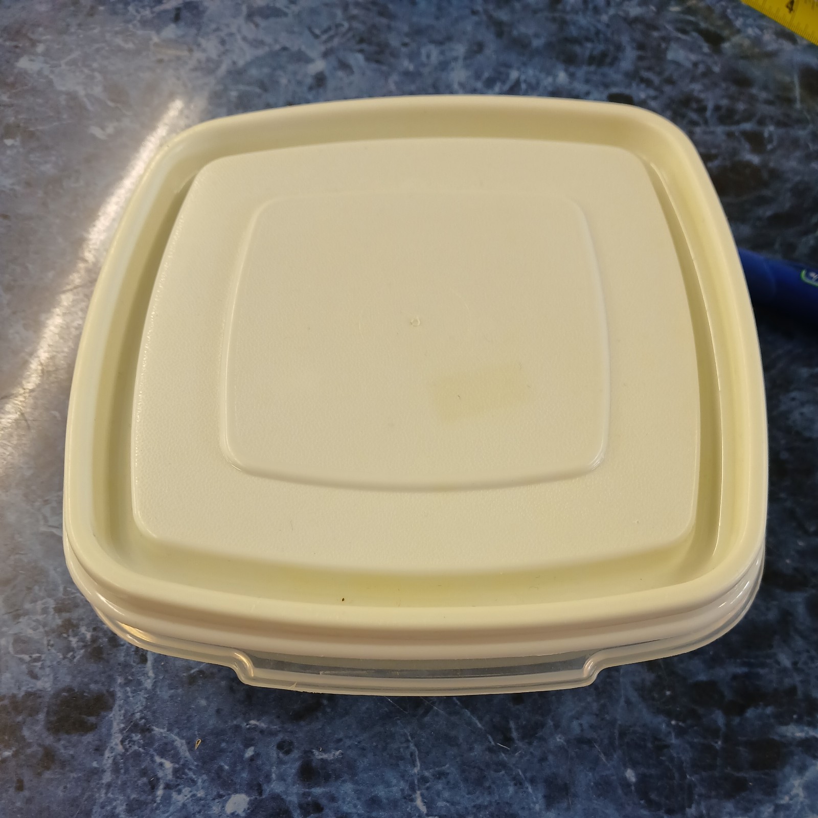 Vintage Rubbermaid Servin’ Saver Food Storage Container Almond Lid 2 Cups