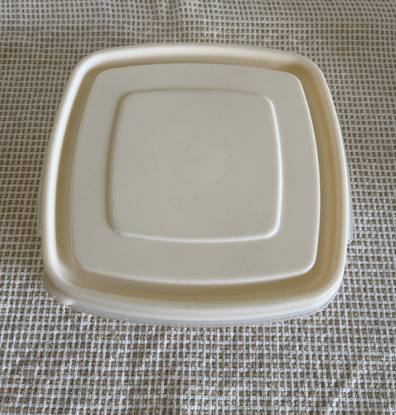 VINTAGE RUBBERMAID 5 PCS 2 . 1/2 C. 1 C. ROUND & 2 C. SQUARE ~ ALMOND LIDS