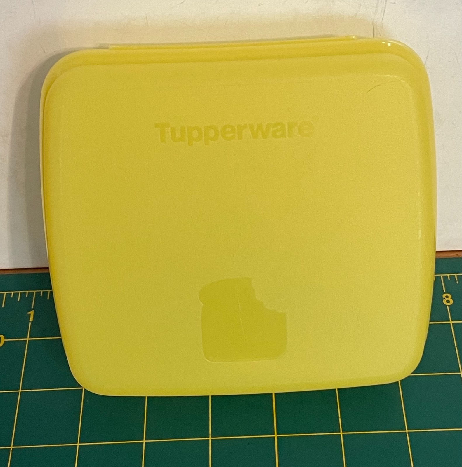 Tupperware Yellow Sandwich Keeper 5.5″ Square Frosted Clamshell 8203A