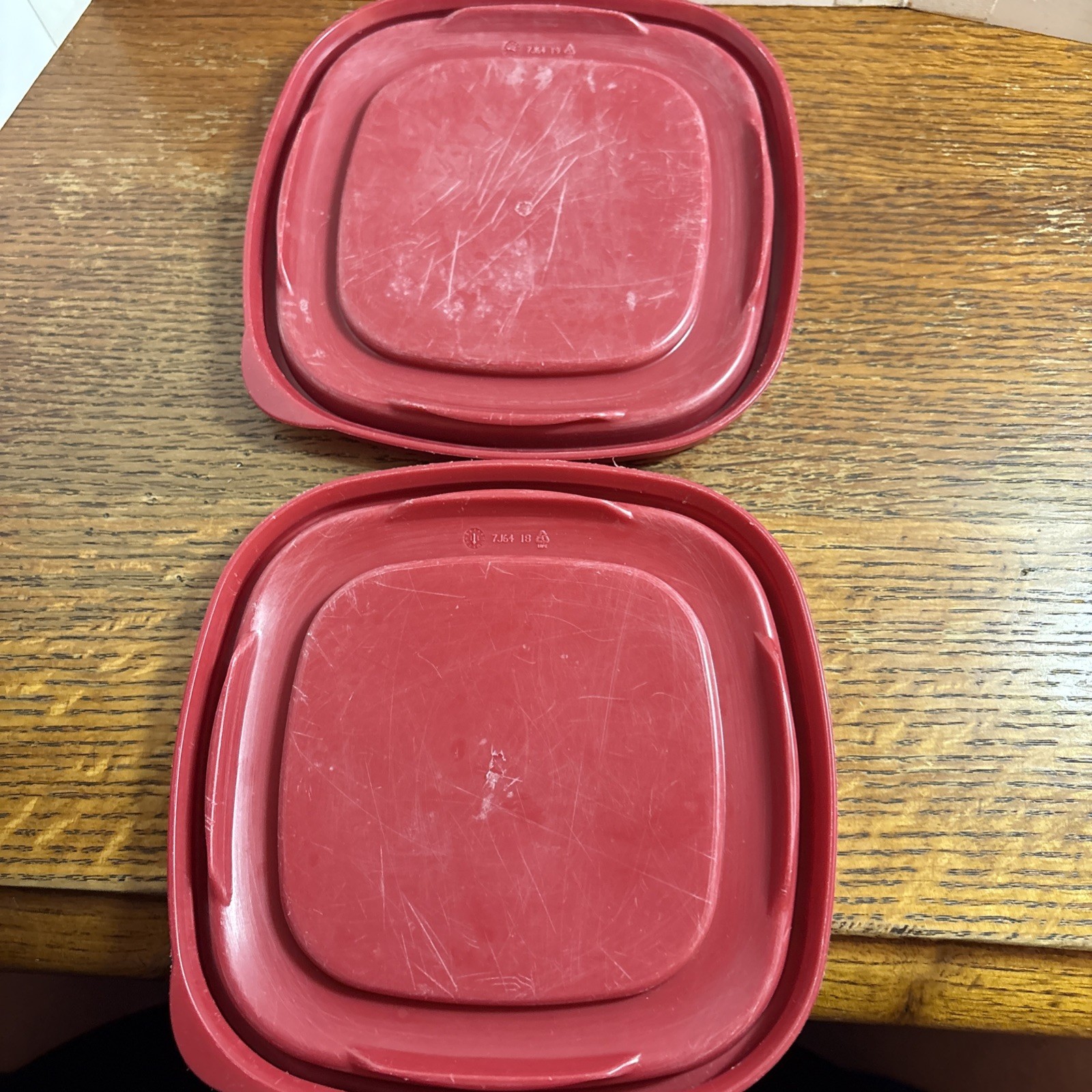 Rubbermaid 7J64 6.5’’ Maroon / Red Easy Find Replacement Lids X2