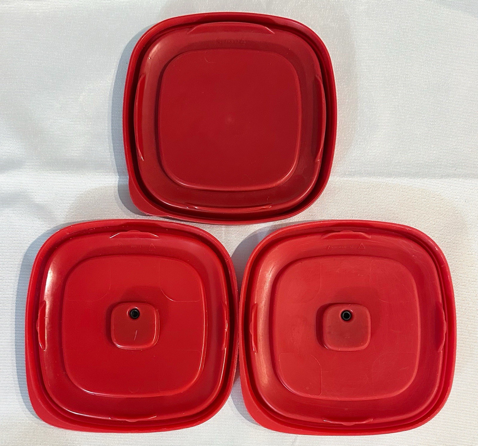 3 RUBBERMAID Replacement Lids 2 – 2D85 Easy Find Vented & 1 – 7J64 Red Square