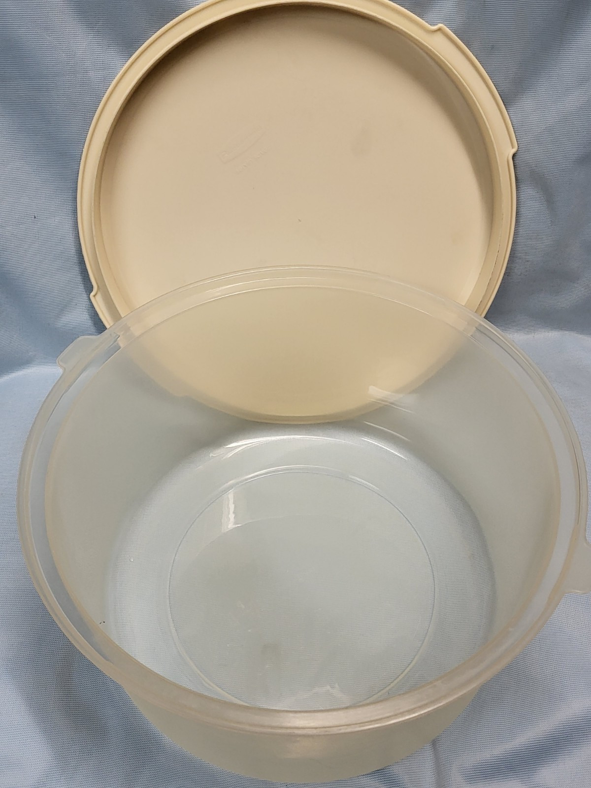VTG 11.5″ Round Large Rubbermaid Servin’ Saver Cake Keeper Container Almond