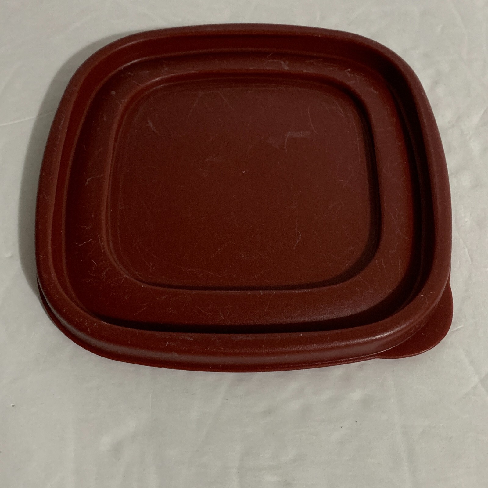Rubbermaid Easy Find Maroon LID ONLY 7J64 Food Storage Containers Replacement