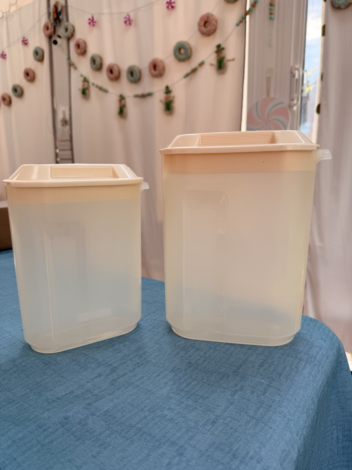 Lot of 2 Rubbermaid Slim Pitchers 2.5 & 1.5 Quart Servin Saver With Lids Vintage