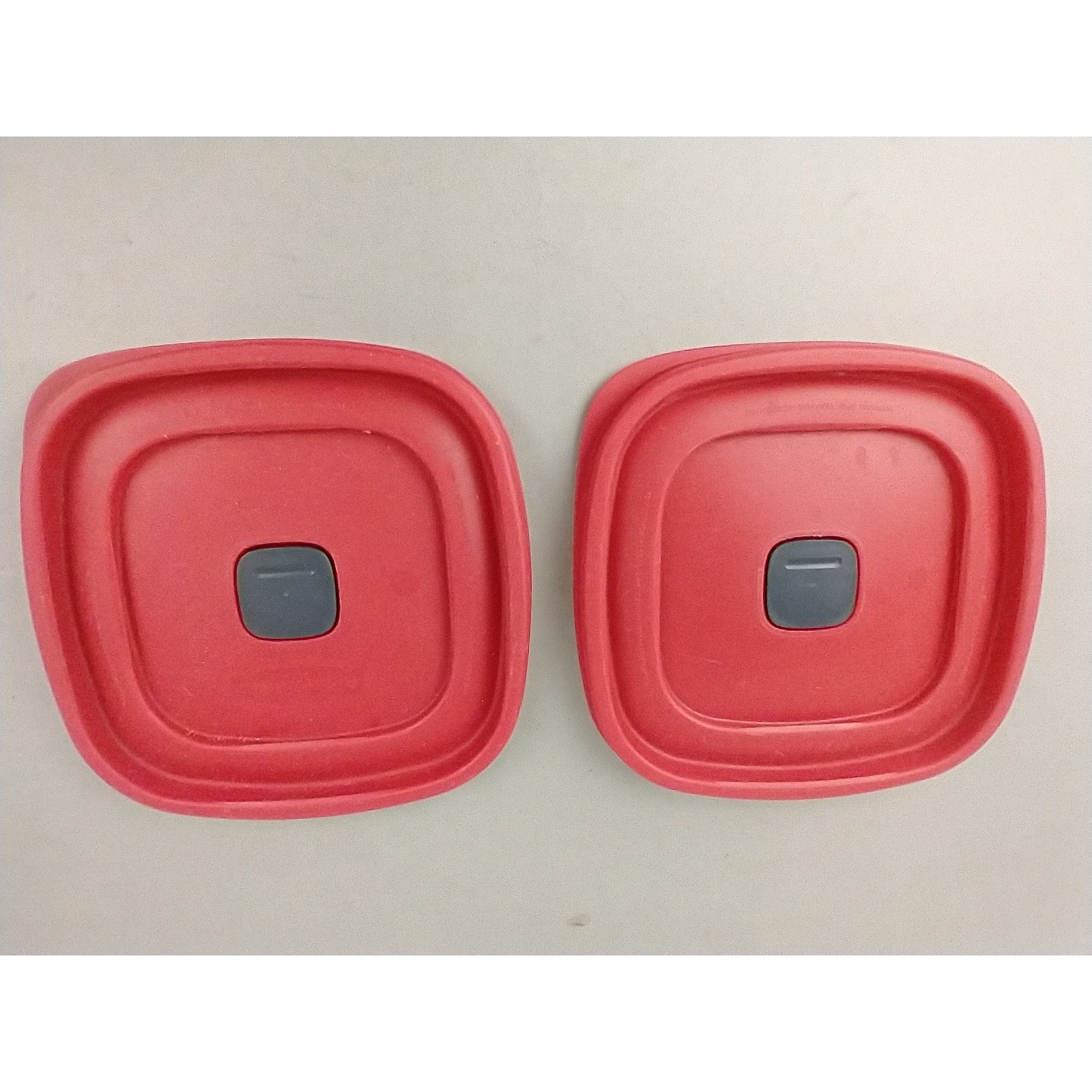 Rubbermaid Vented Easy Find Replacement Lids 6.5″ SQUARE red 2D85 Lot of 2