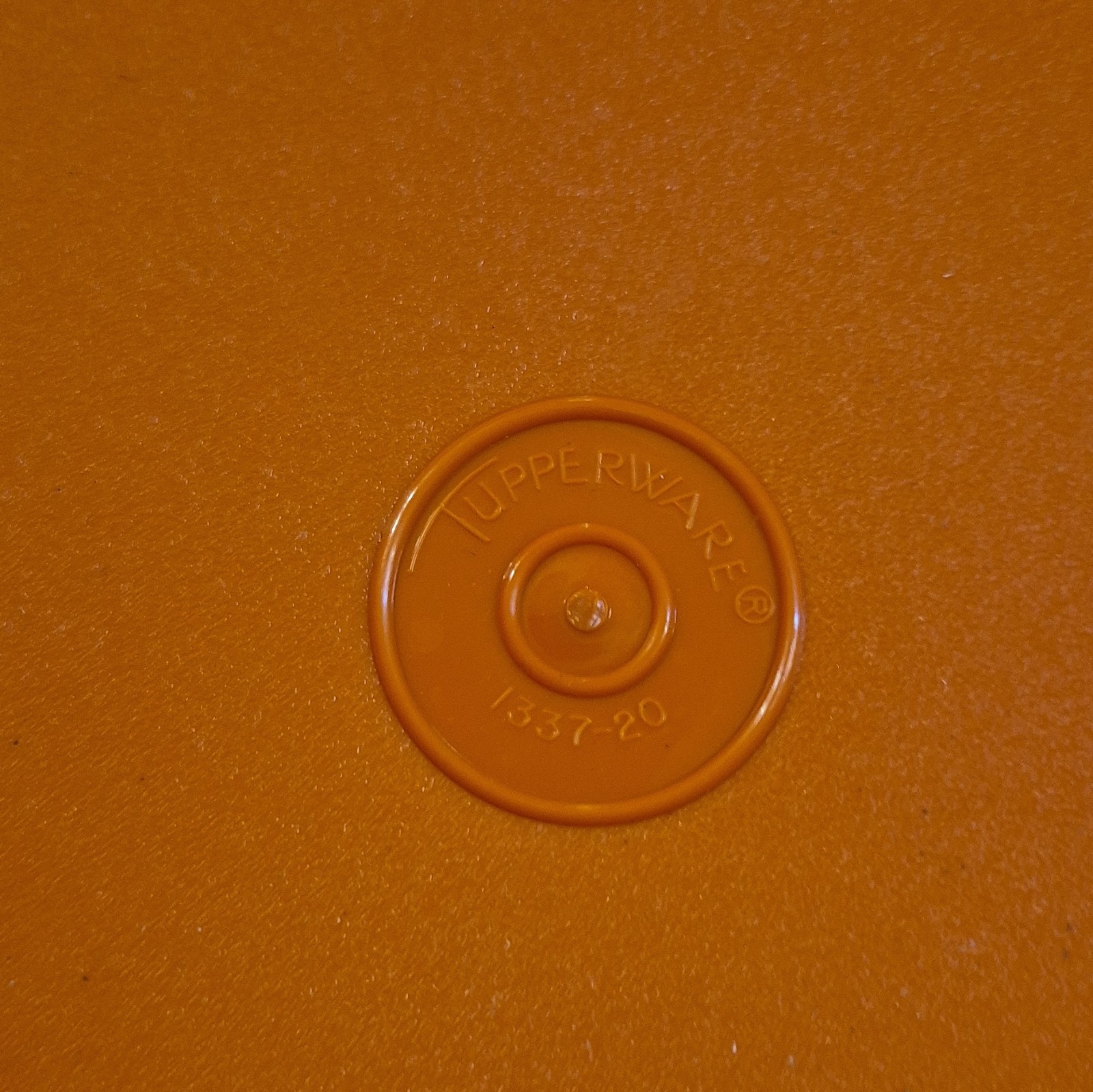 Tupperware Suzette 1 Qt Round Divided Container Orange/White Snap Lid 2pc Set