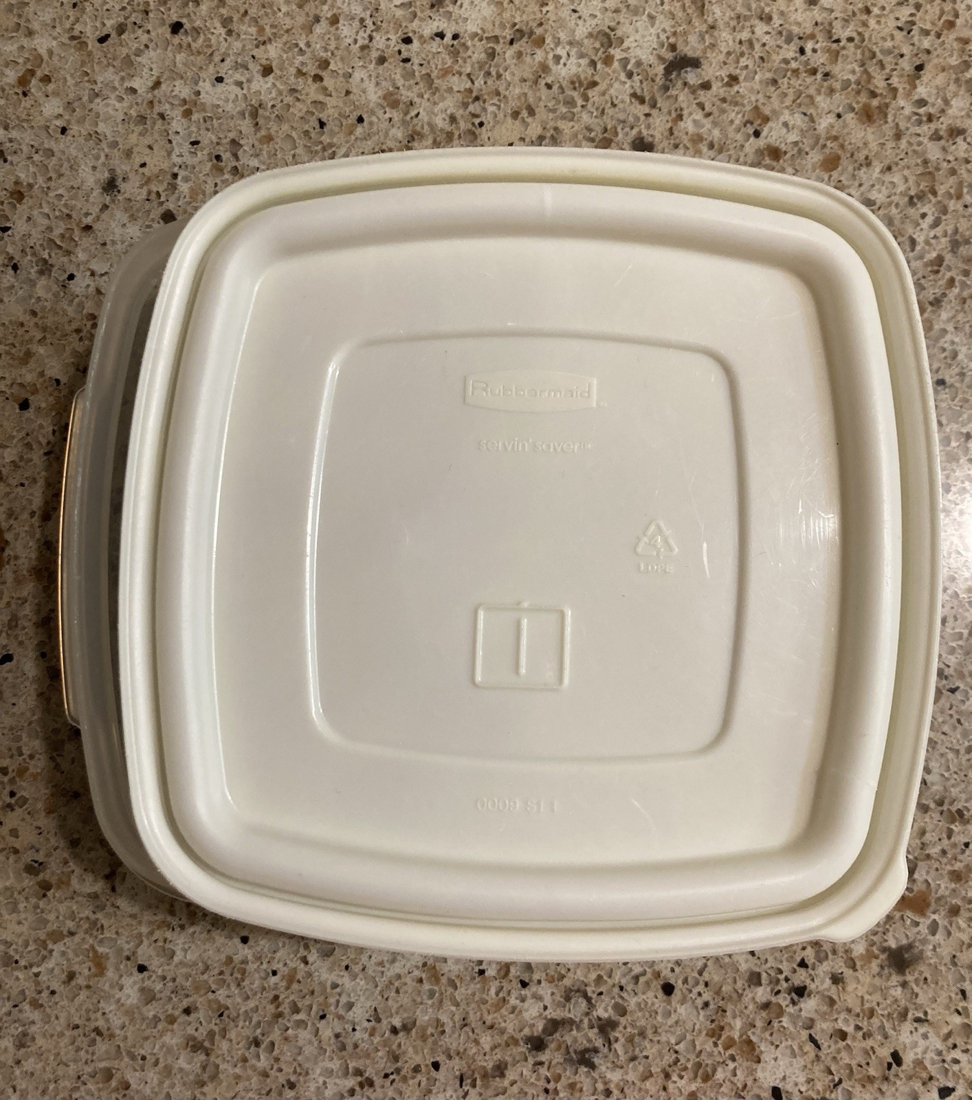2 Rubbermaid Servin Saver Storage Containers 12 oz #10 and 2 cups #1