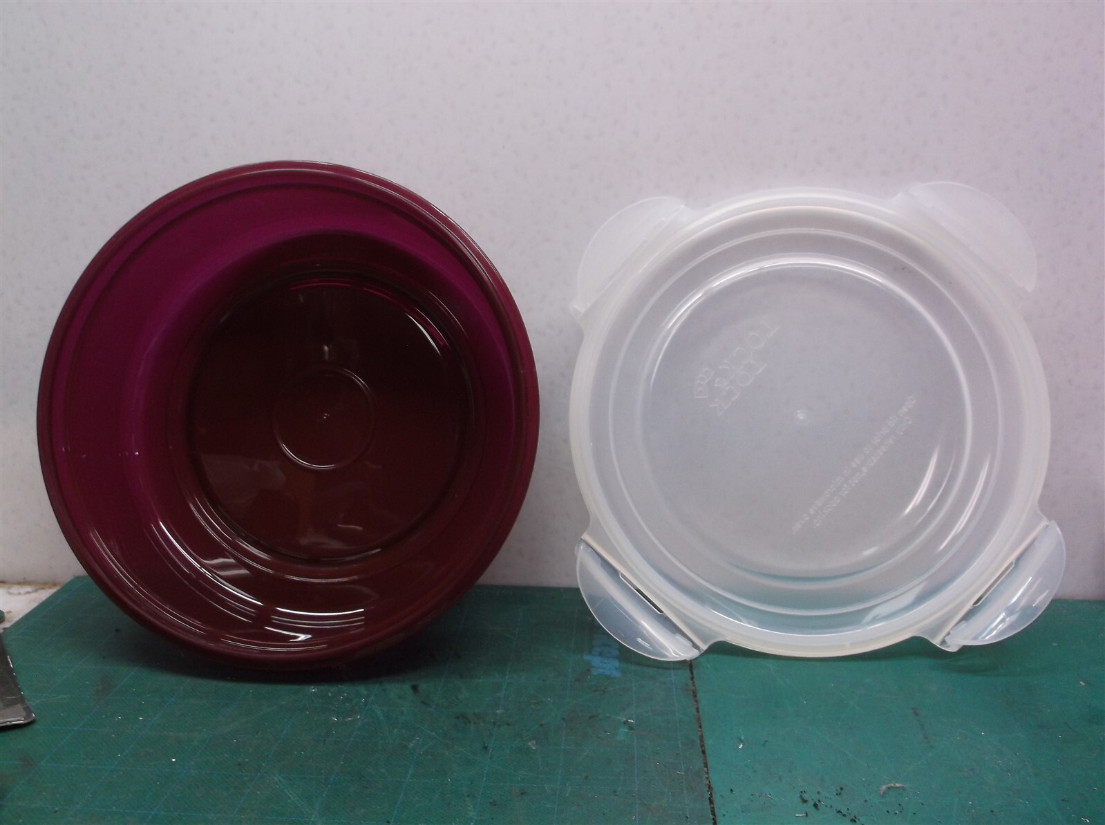 Lock & Lock Round Food Container (1.6 Liter) Clear/Purple