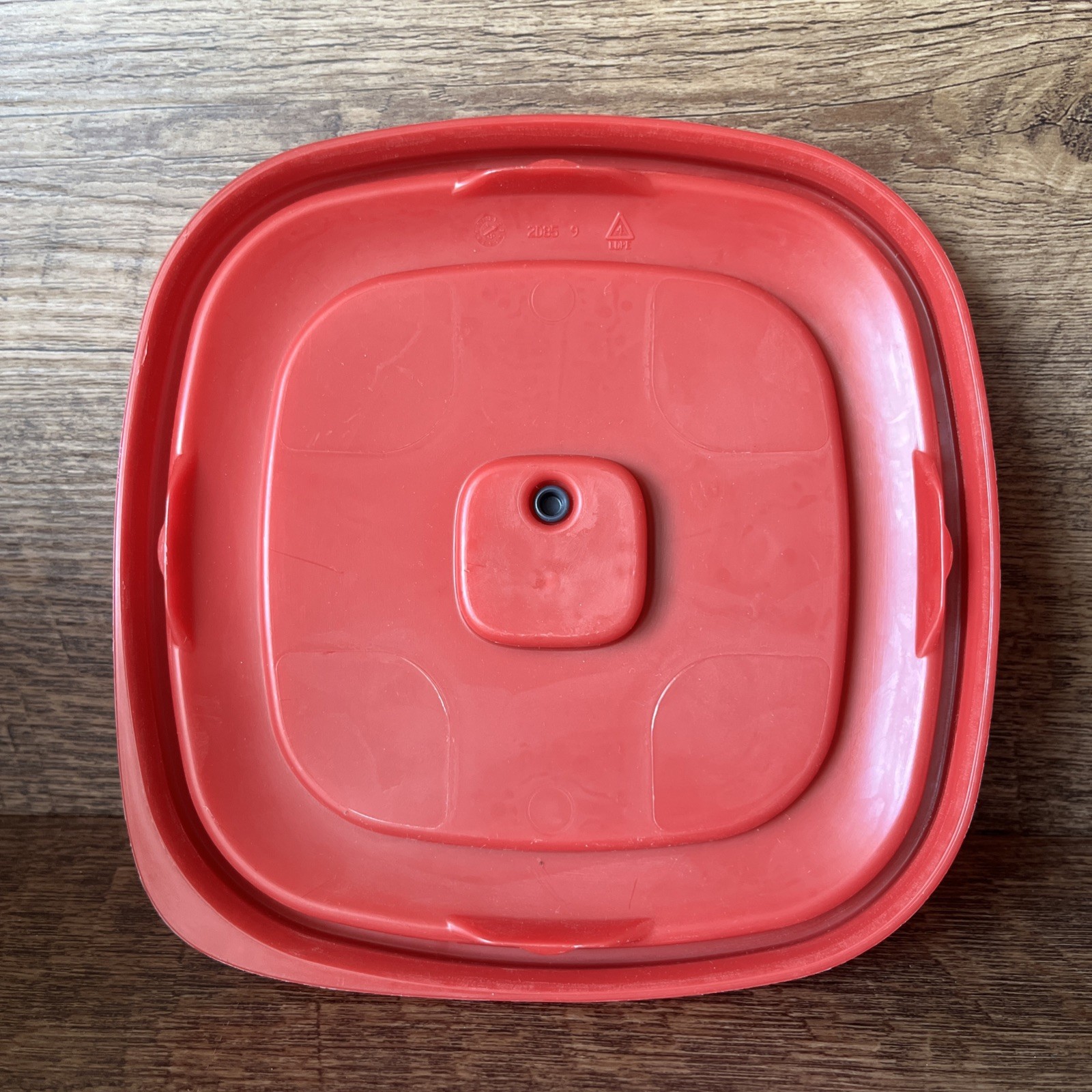 Rubbermaid 7 Cup 1.6 L Containers 7J63 Easy Find Red Snap Lid Vented VERY NICE!
