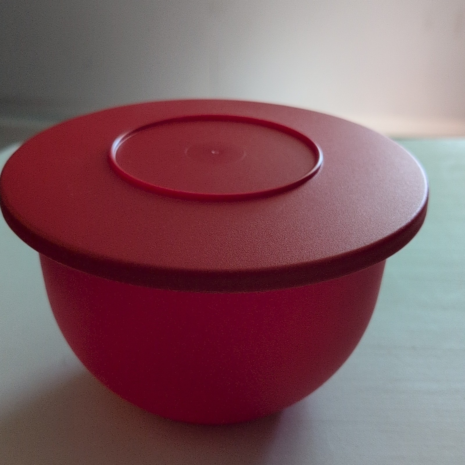 Tupperware 1.3L Red Plastic Round Bowl w/ Snap Lid, Model 3095B-2