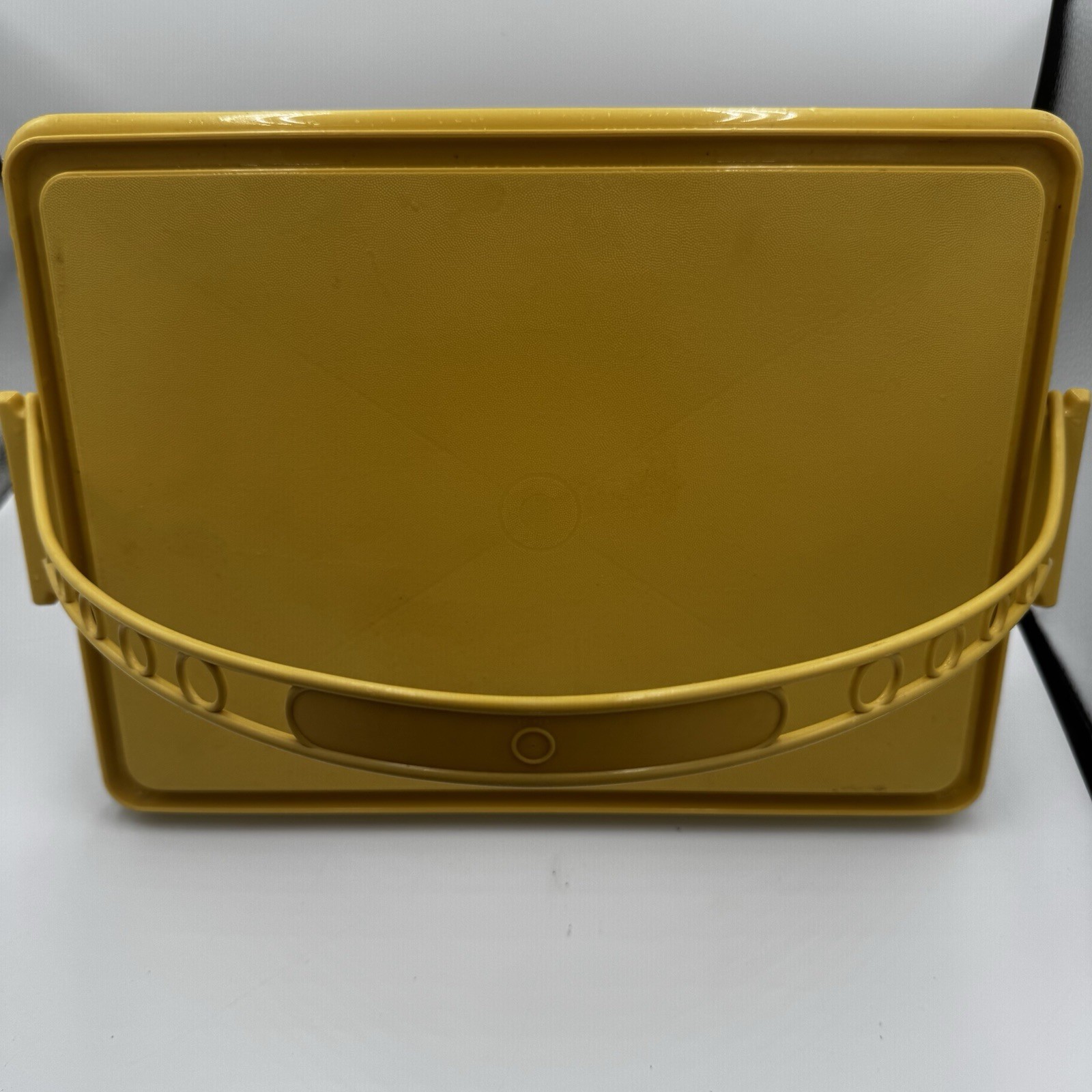 Vintage Tupperware Cake Carrier Rectangular 13×9 Tan Beige Handle Lid USA