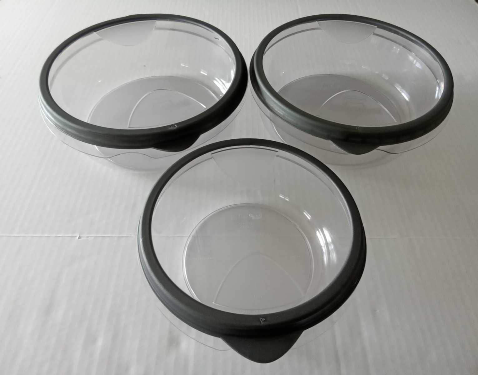 Rubbermaid Stain Shield Containers Round Set 2 of 10.5 cups and 1 of 6.3 Cup Vtg