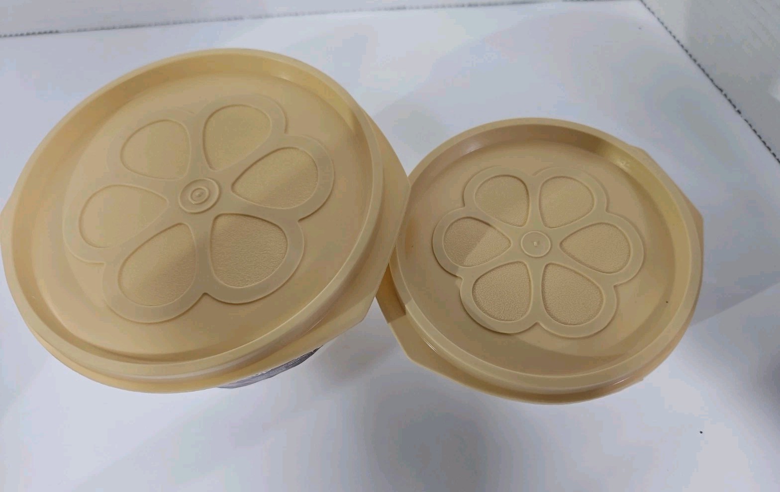 Vintage 1983 Lot Of 2 Rubbermaid Lock Fresh Food Keepers 2C. & 4C. Daisy Lids…